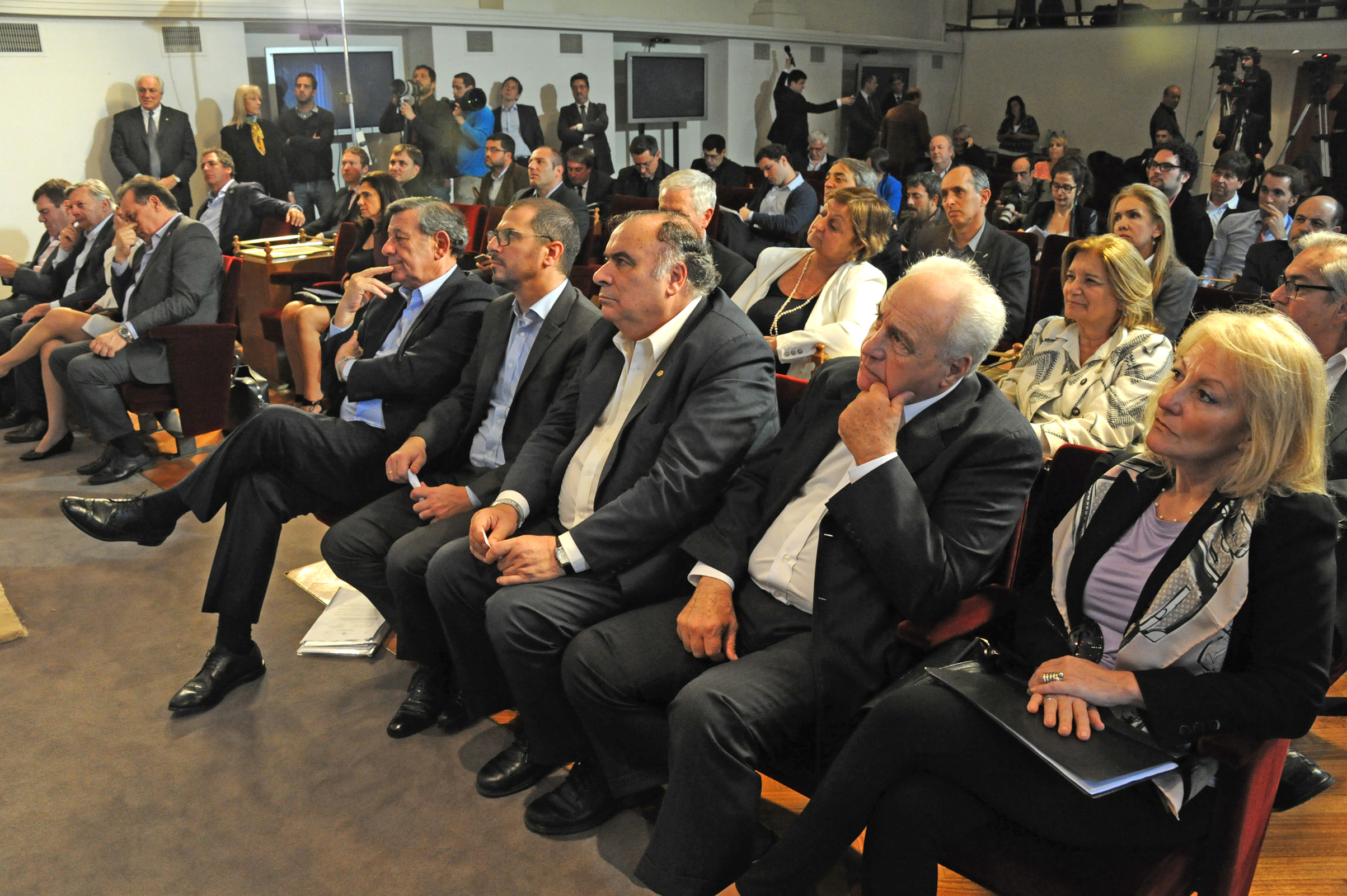 Autoridades y asistentes a la conferencia