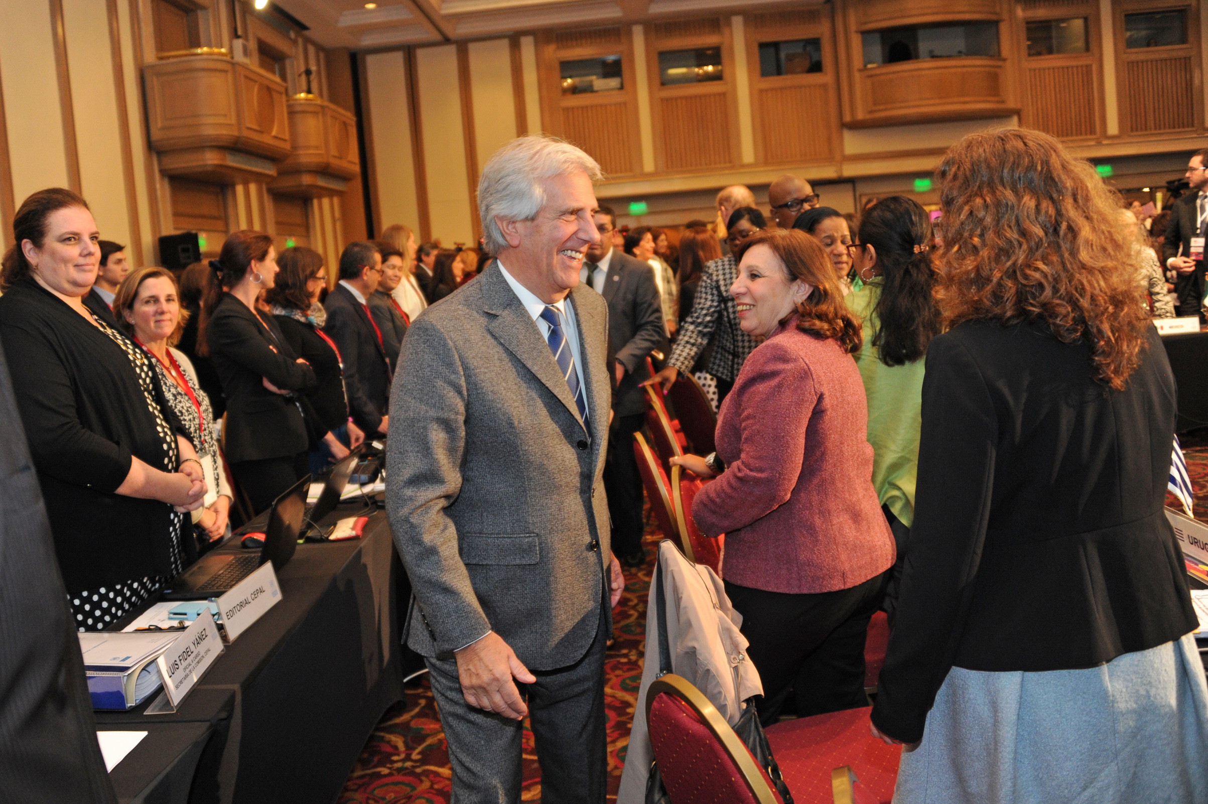Presidente Tabaré Vázquez es saludado por Subsecretaria del MIDES, Ana Olivera