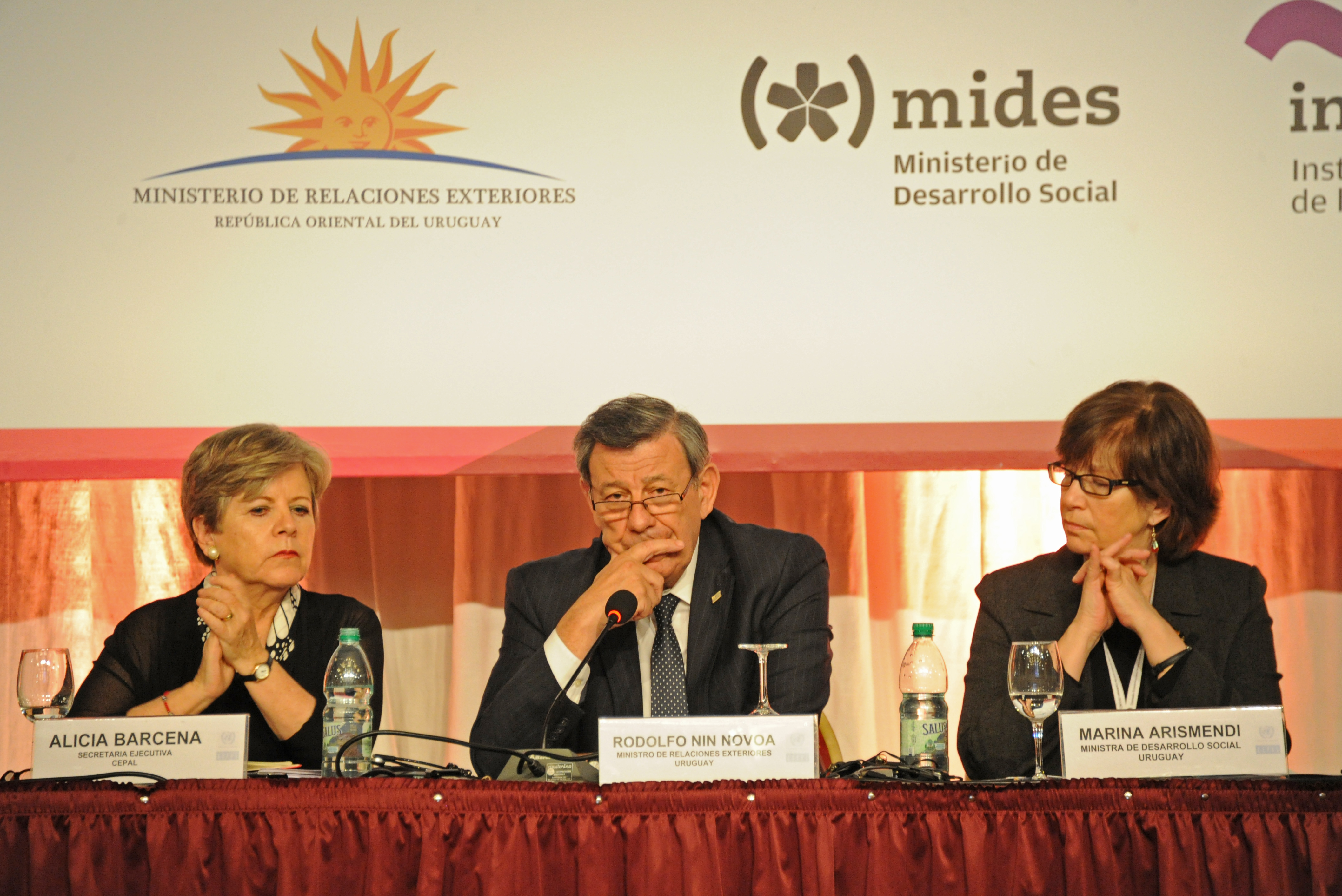 Canciller Rodolfo Nin Novoa, dirigiéndose a los presentes