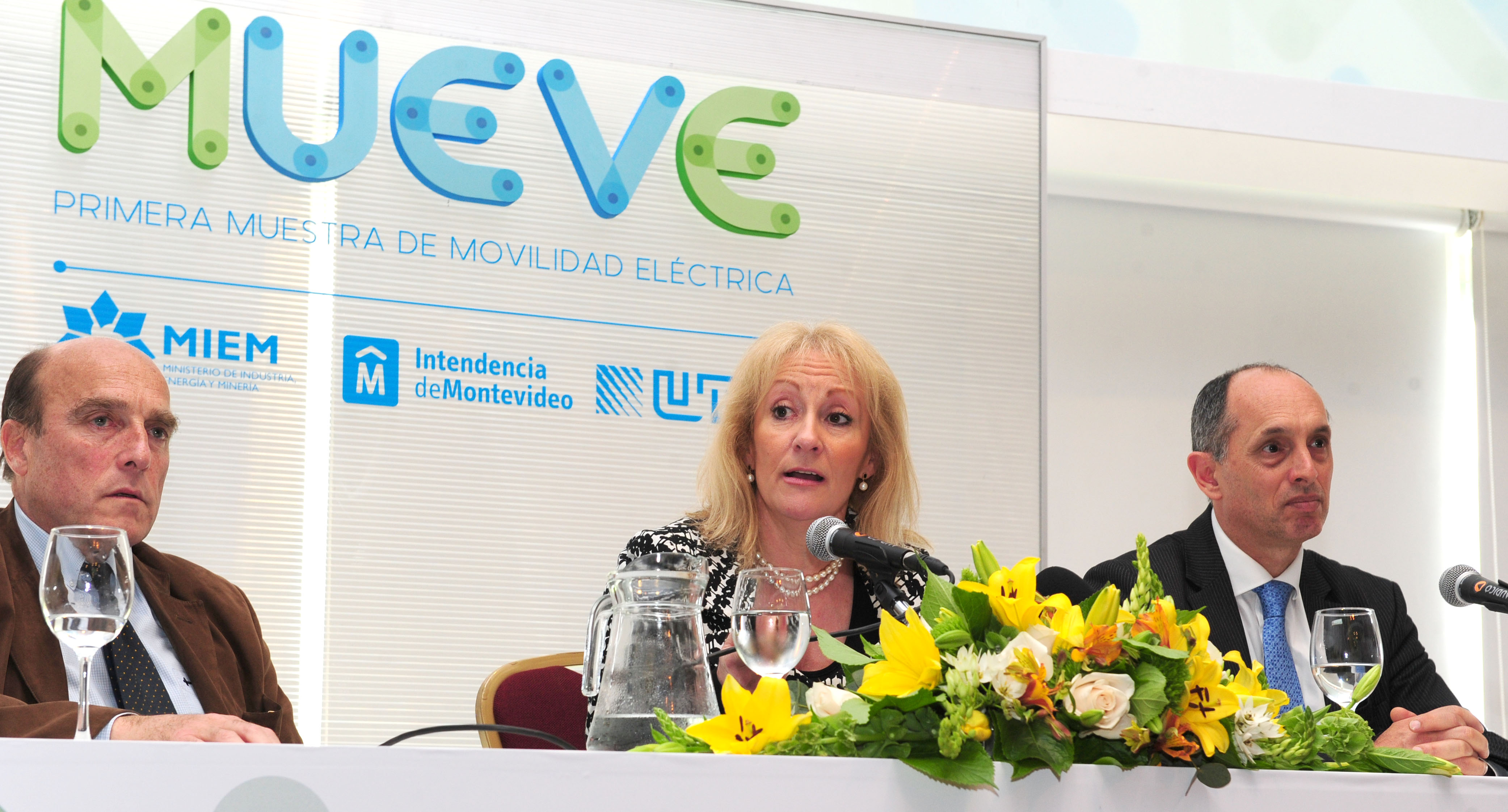 Ministra de Industria, Carolina Cosse, junto al Intendente Daniel Martínez y el presidente de UTE, Gonzalo Casaravilla