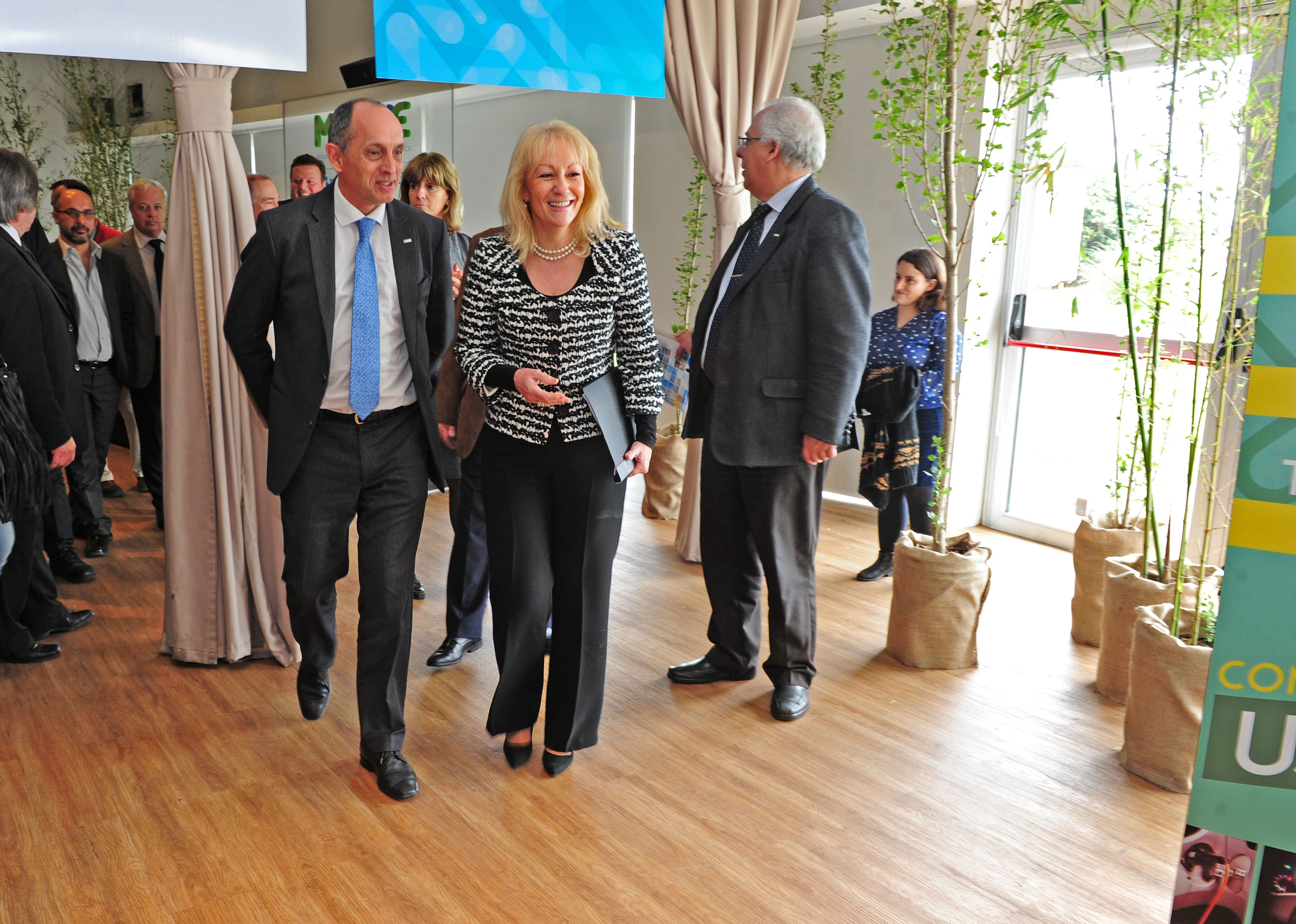 Ministra de Industria, Carolina Cosse junto al presidente de UTE, Gonzalo Casaravilla recorren la muestra