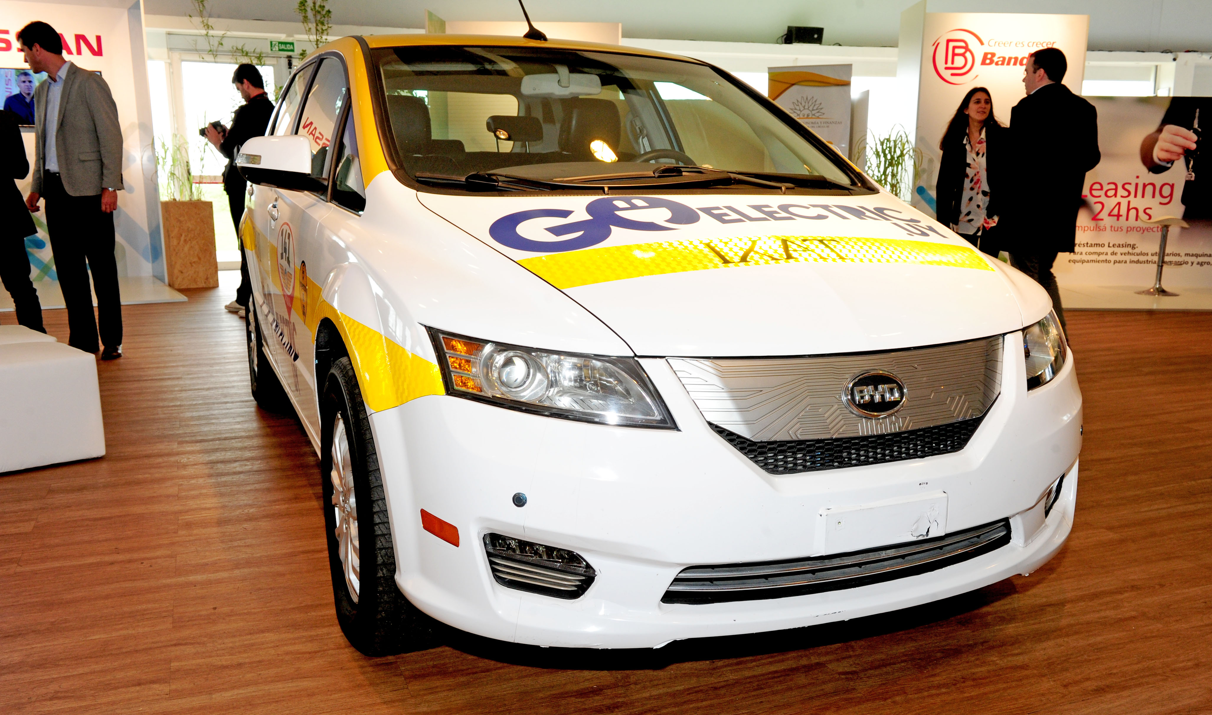 Auto eléctrico en exposición