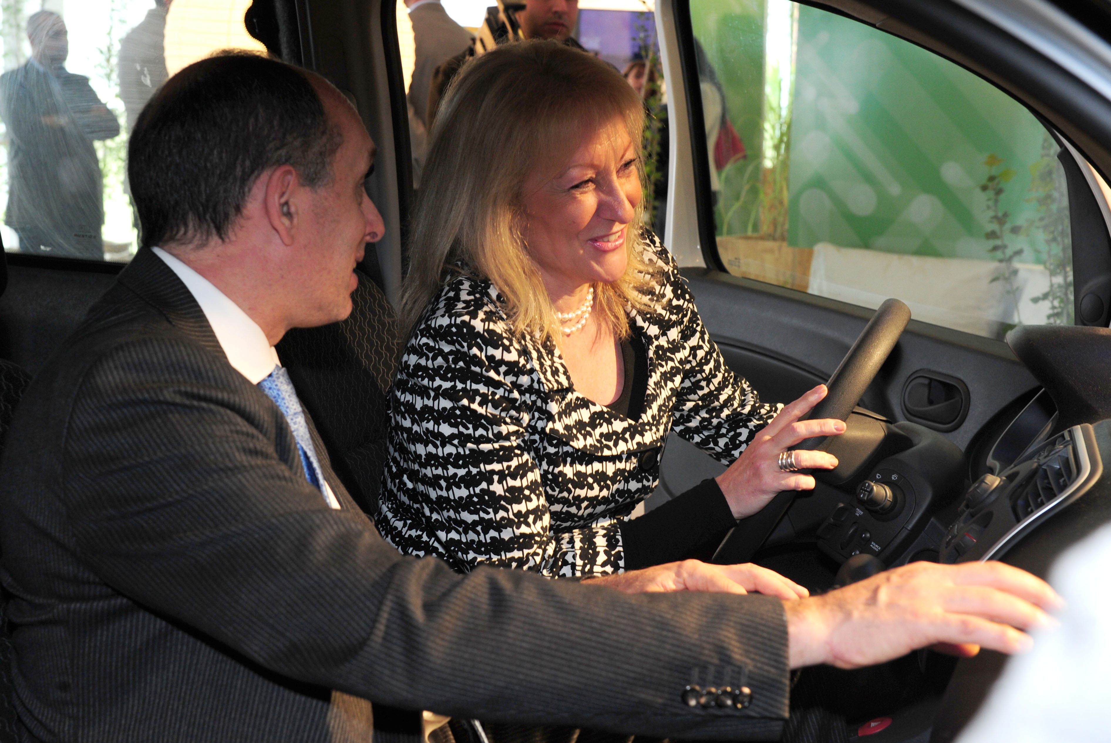 Ministra de Industria, Carolina Cosse junto al presidente de UTE, Gonzalo Casaravilla prueban unos de los autos eléctricos