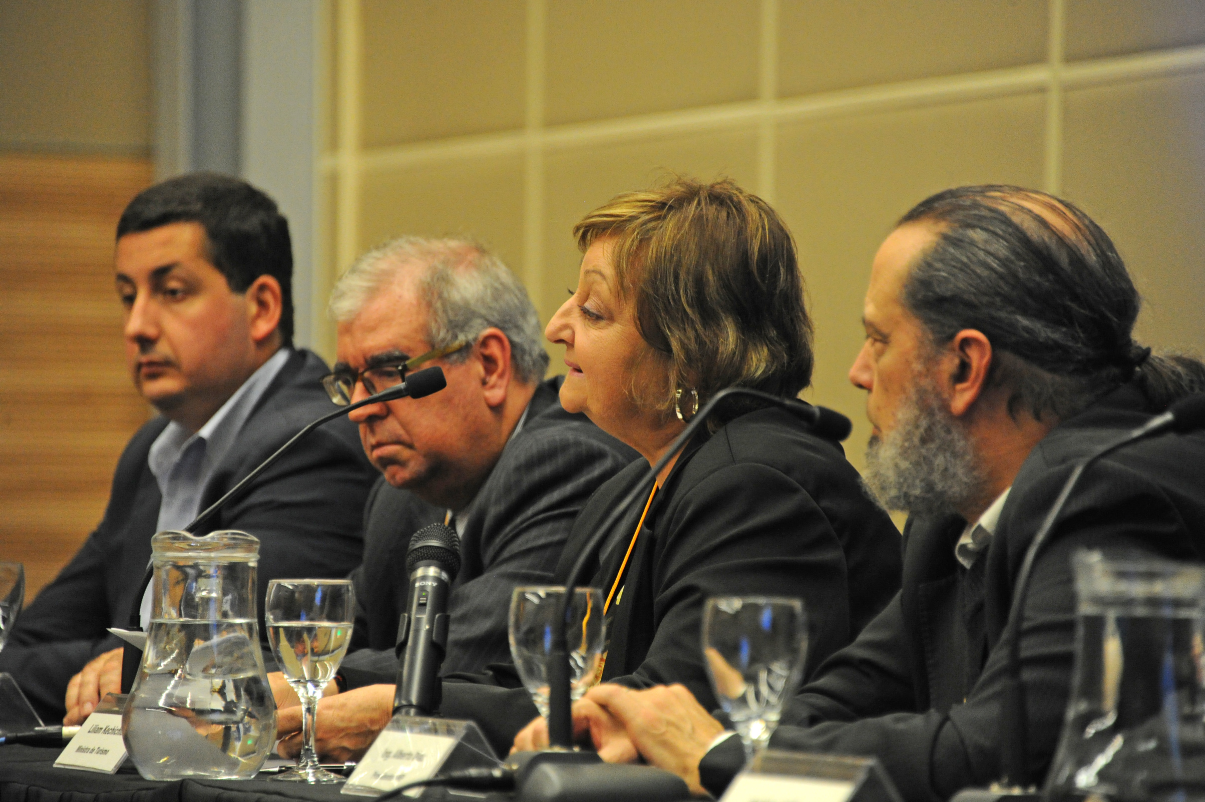 Ministra de Turismo, Liliam Kechichian, dirigiéndose a los presentes