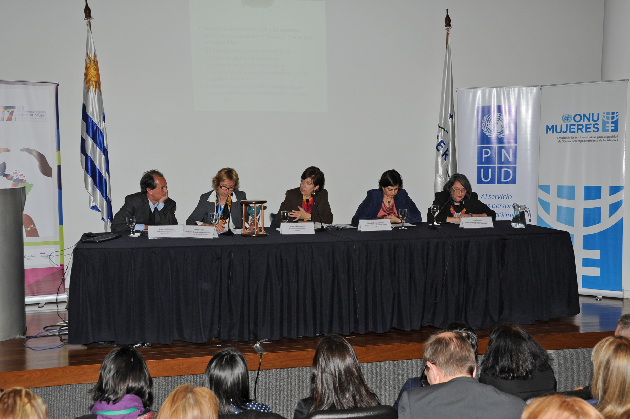 Ministra de Desarrollo Social, Marina Arismendi, haciendo uso de la palabra