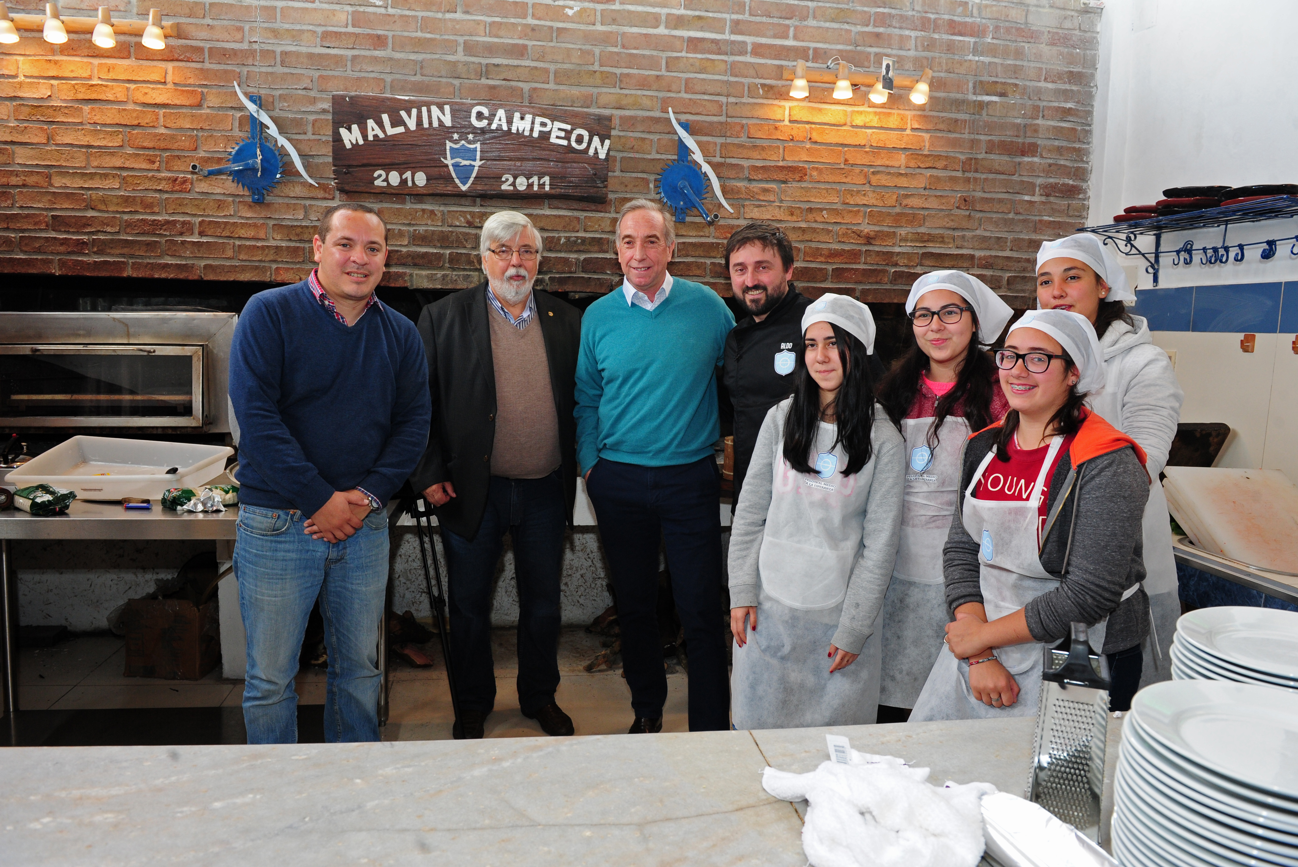 Ministro Bonomi, junto al chef Aldo Cauteruccio y a estudiantes del liceo N° 42 de Malvín Norte