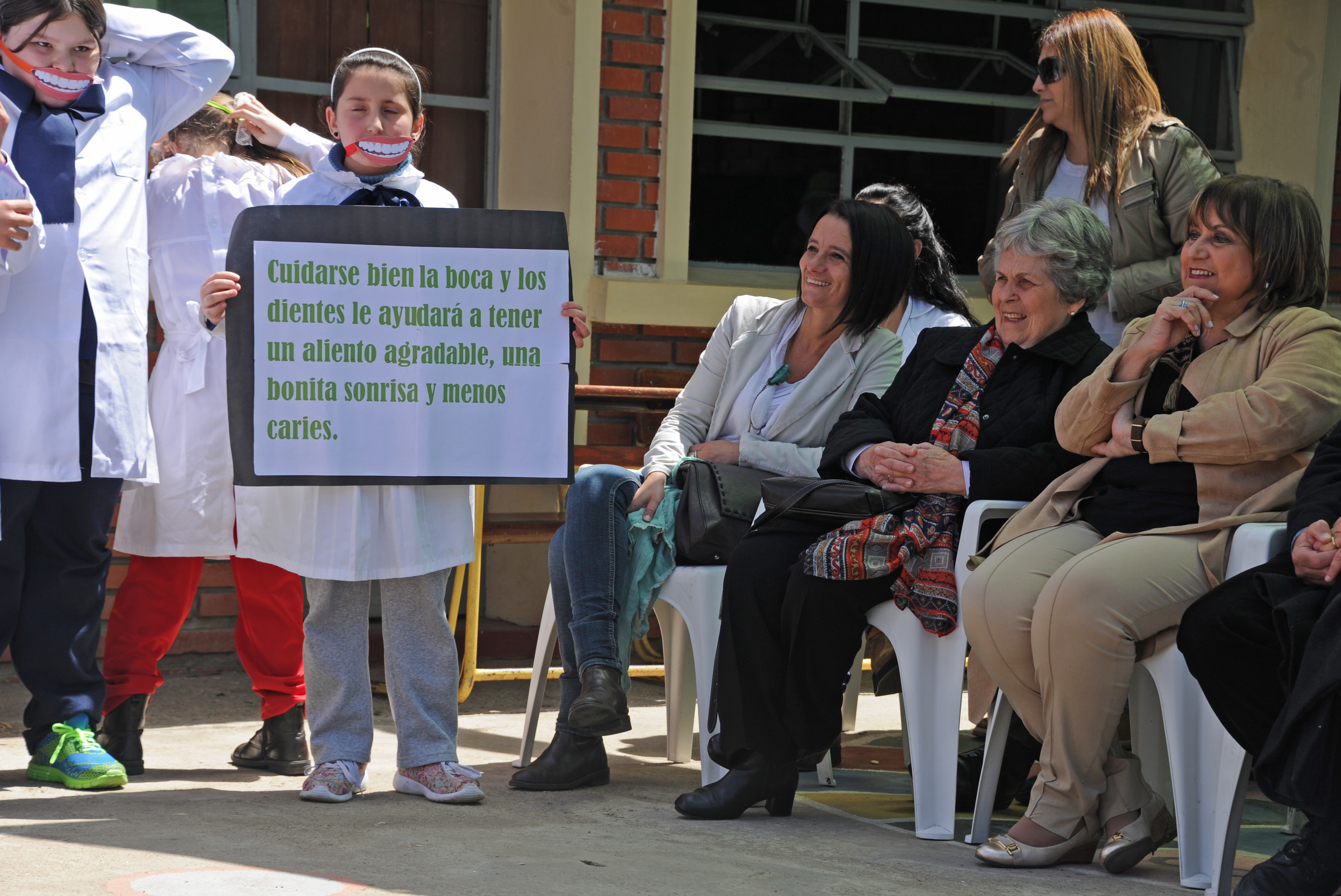 María Auxiliadora Delgado, junto a la directora general del Consejo de Educación Inicial y Primaria, Irupé Buzzetti, durante la representación