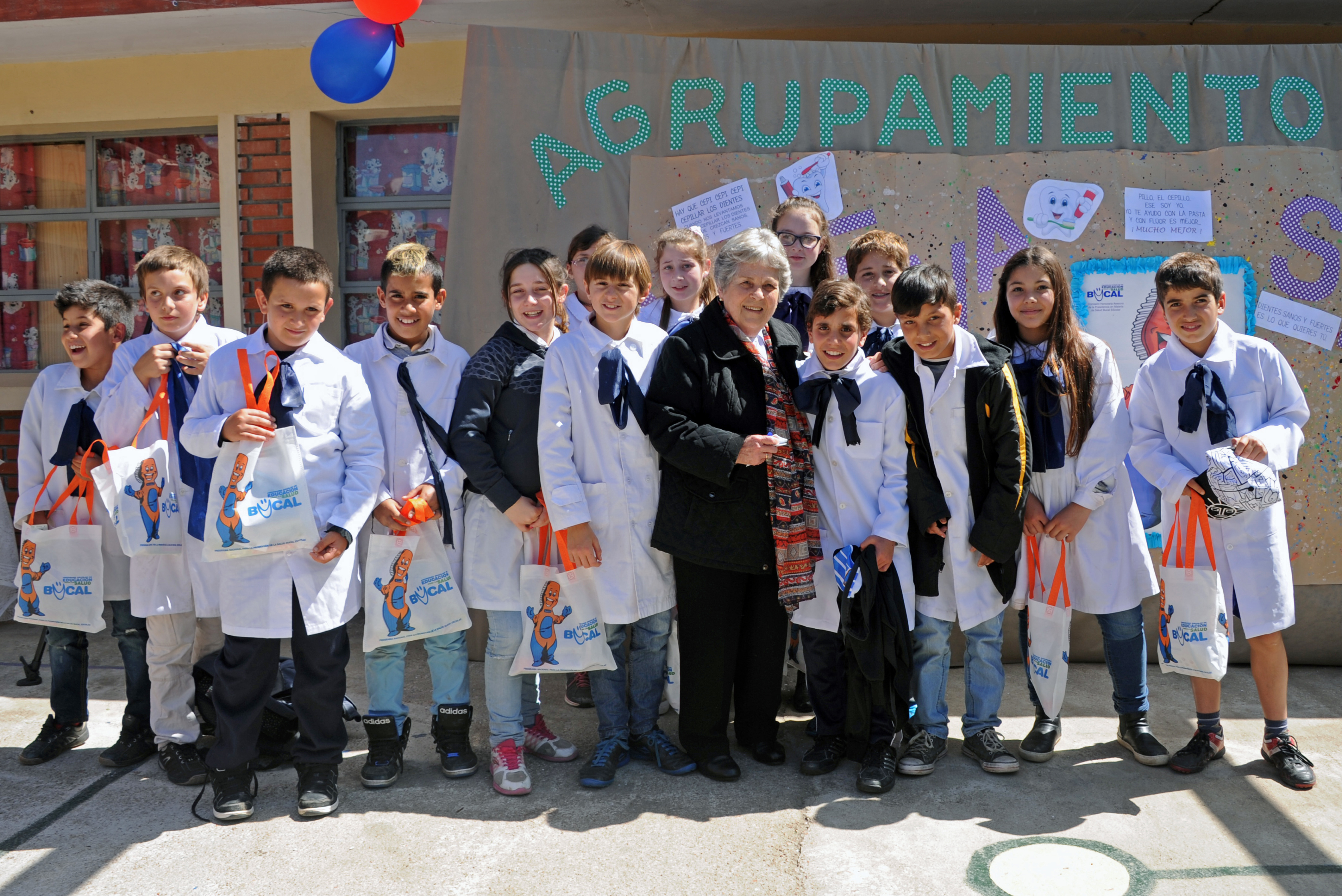 María Auxiliadora Delgado con niños de escuelas rurales de Canelones
