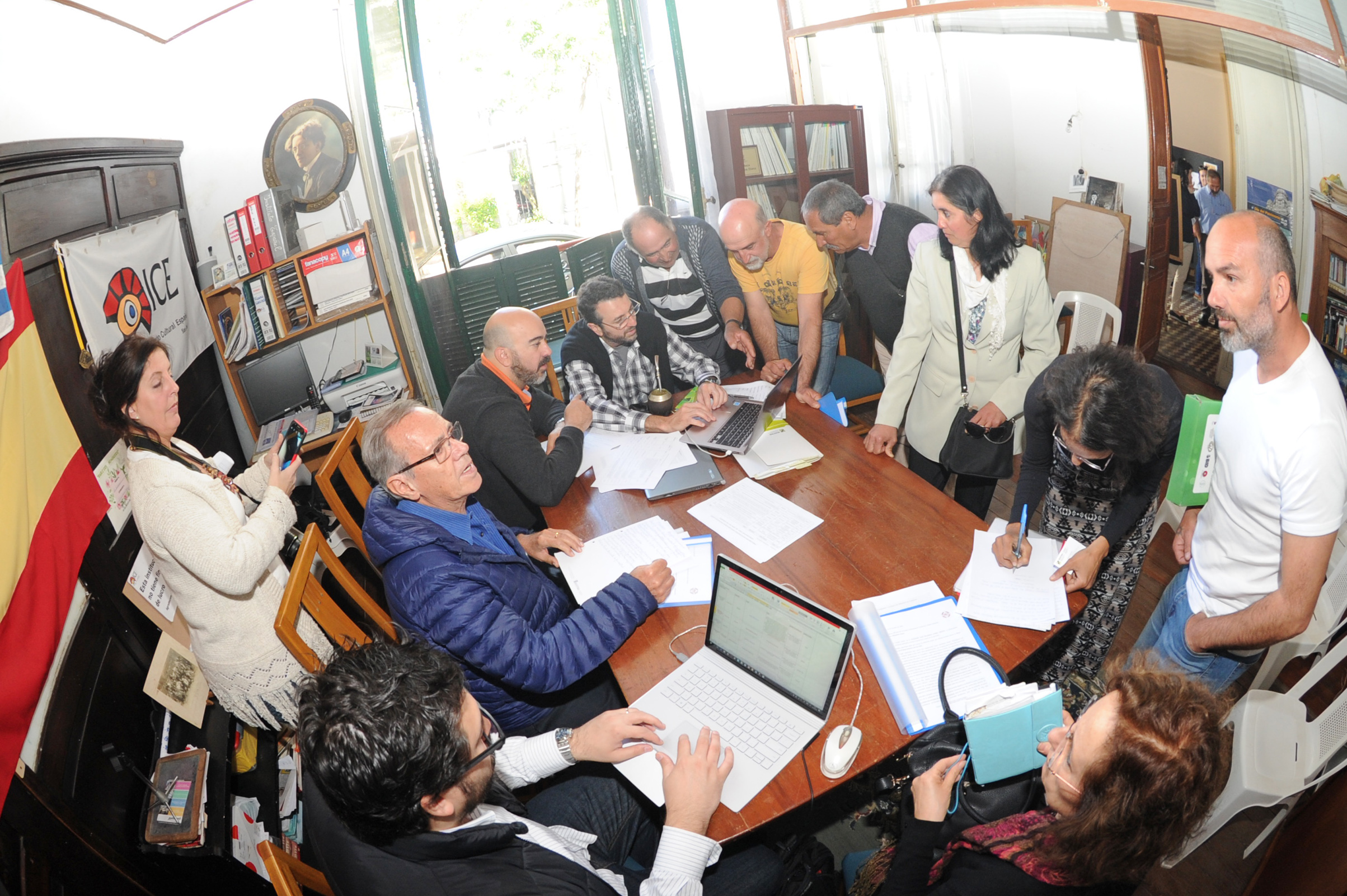 Subsecretario Jorge Rucks, y autoridades reunidos con organizaciones sociales