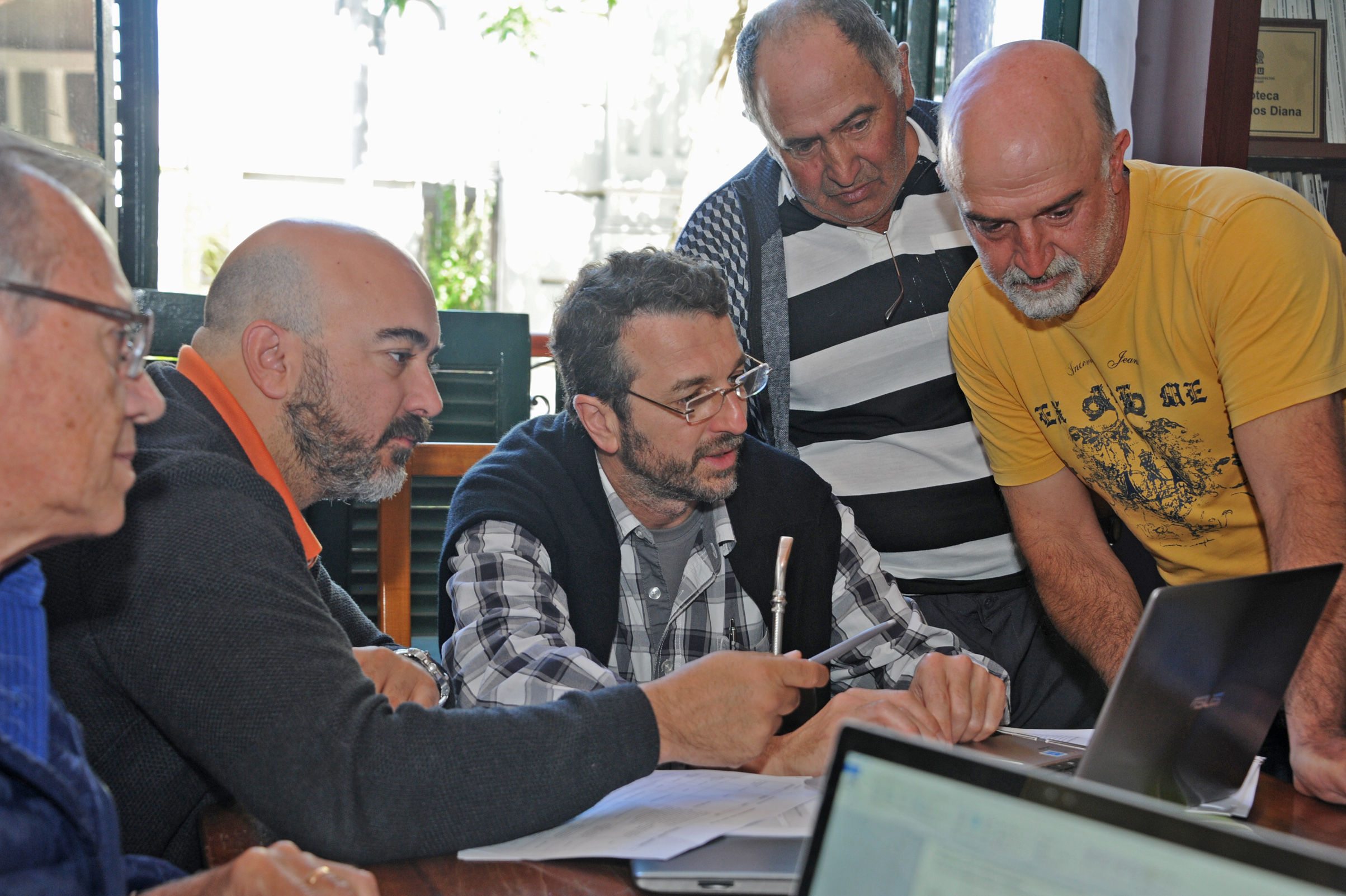 Subsecretario Jorge Rucks, y autoridades reunidos con organizaciones sociales