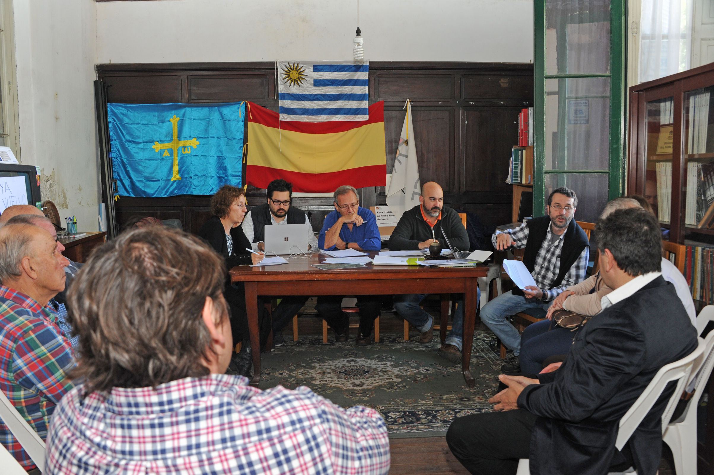 Subsecretario Jorge Rucks, y autoridades reunidos con organizaciones sociales