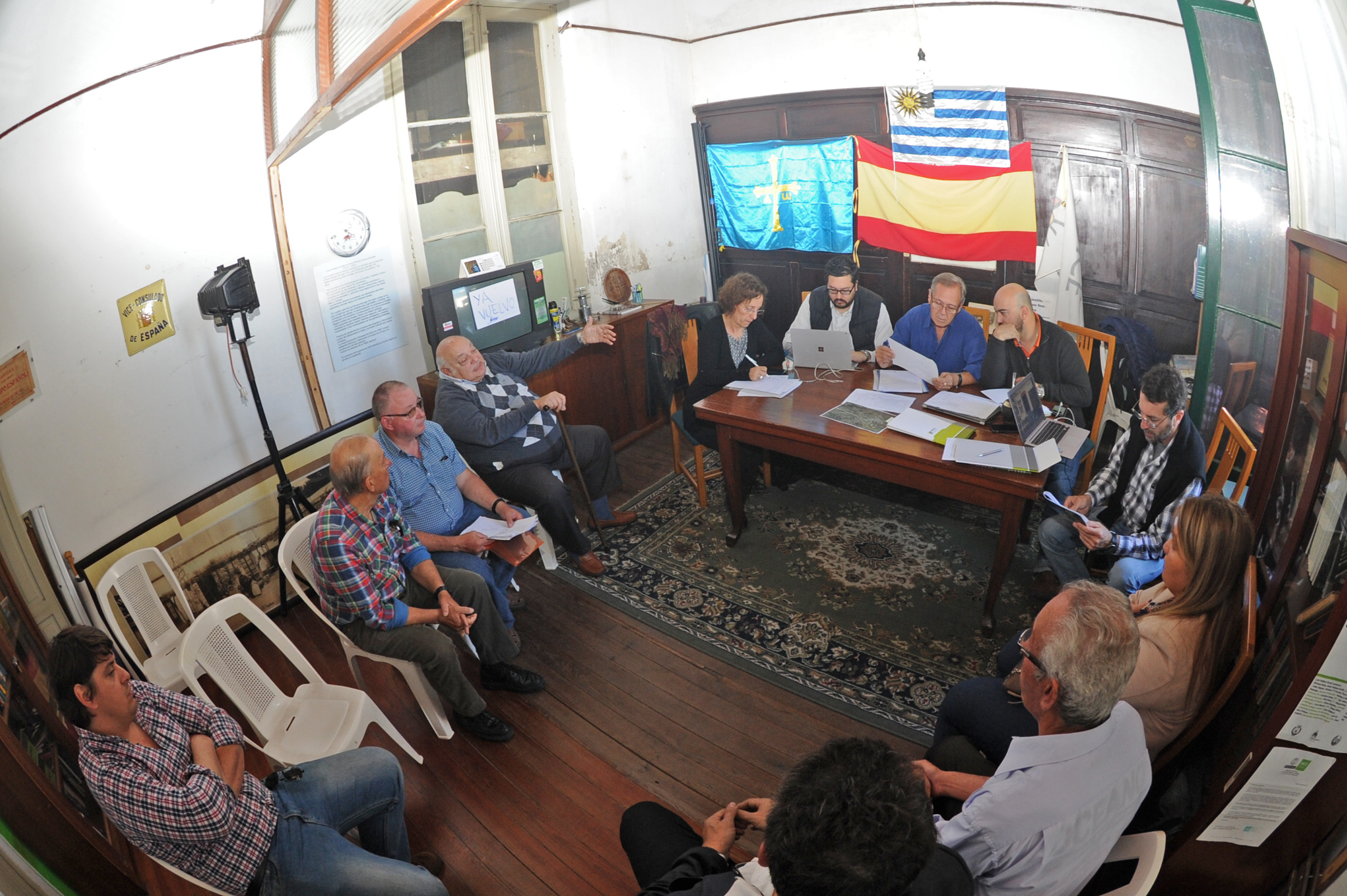 Subsecretario Jorge Rucks, y autoridades reunidos con organizaciones sociales
