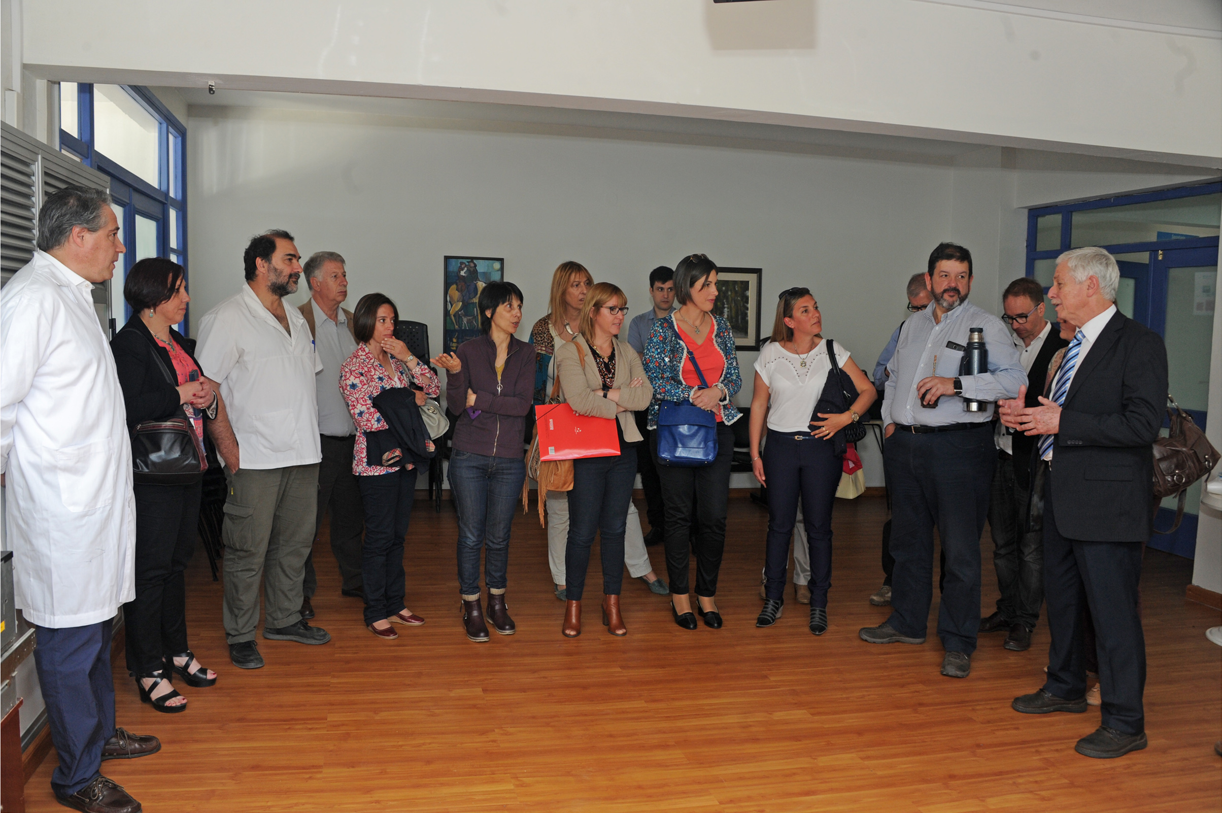 Ministro Jorge Basso junto a autoridades de Salud reunidos con el personal del Hospital de San José