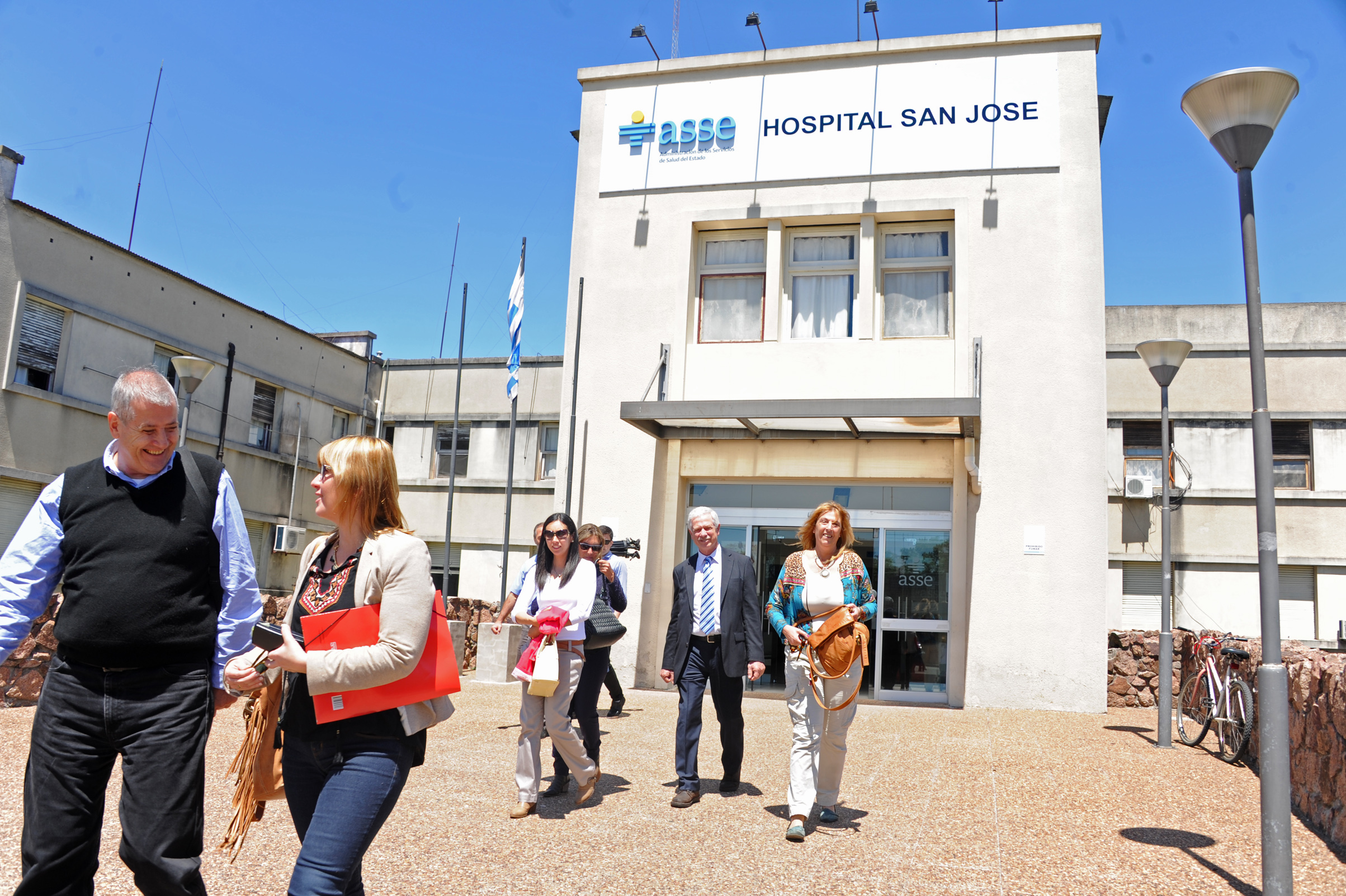 Ministro Jorge Basso y autoridades de Salud visitaron Hospital de San José