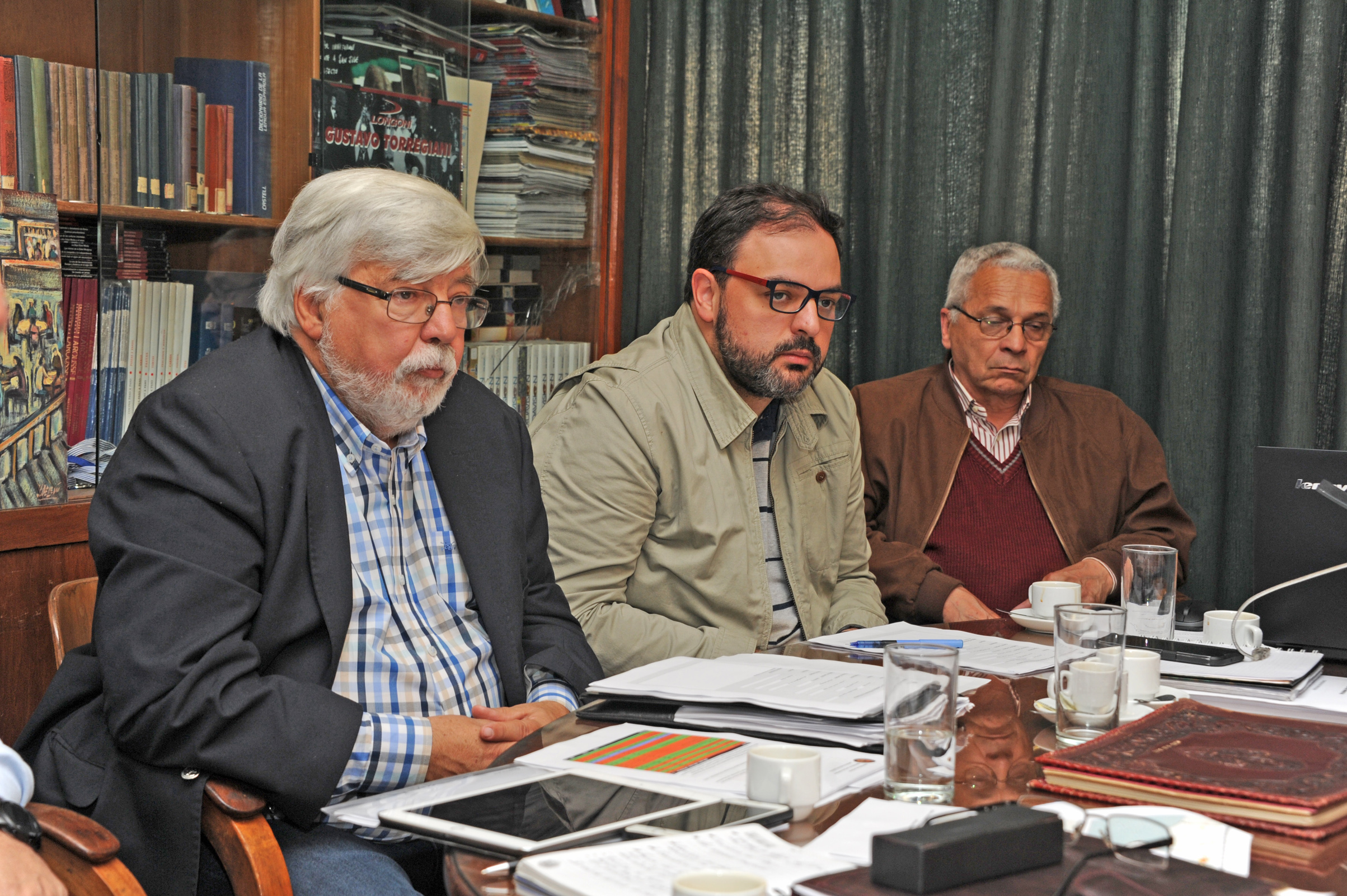 Ministro Eduardo Bonomi, junto a autoridades del Ministerio del Interior, con vecinos de San José