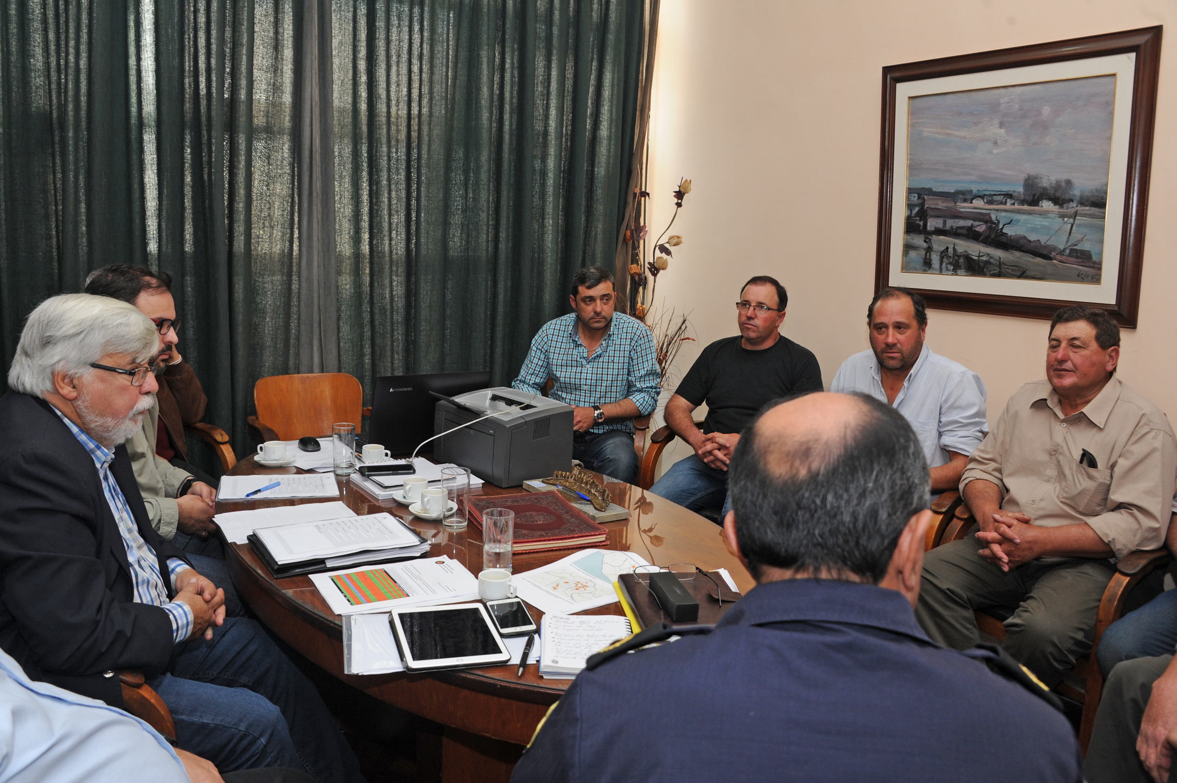 Ministro Eduardo Bonomi, junto a autoridades del Ministerio del Interior, con vecinos de San José