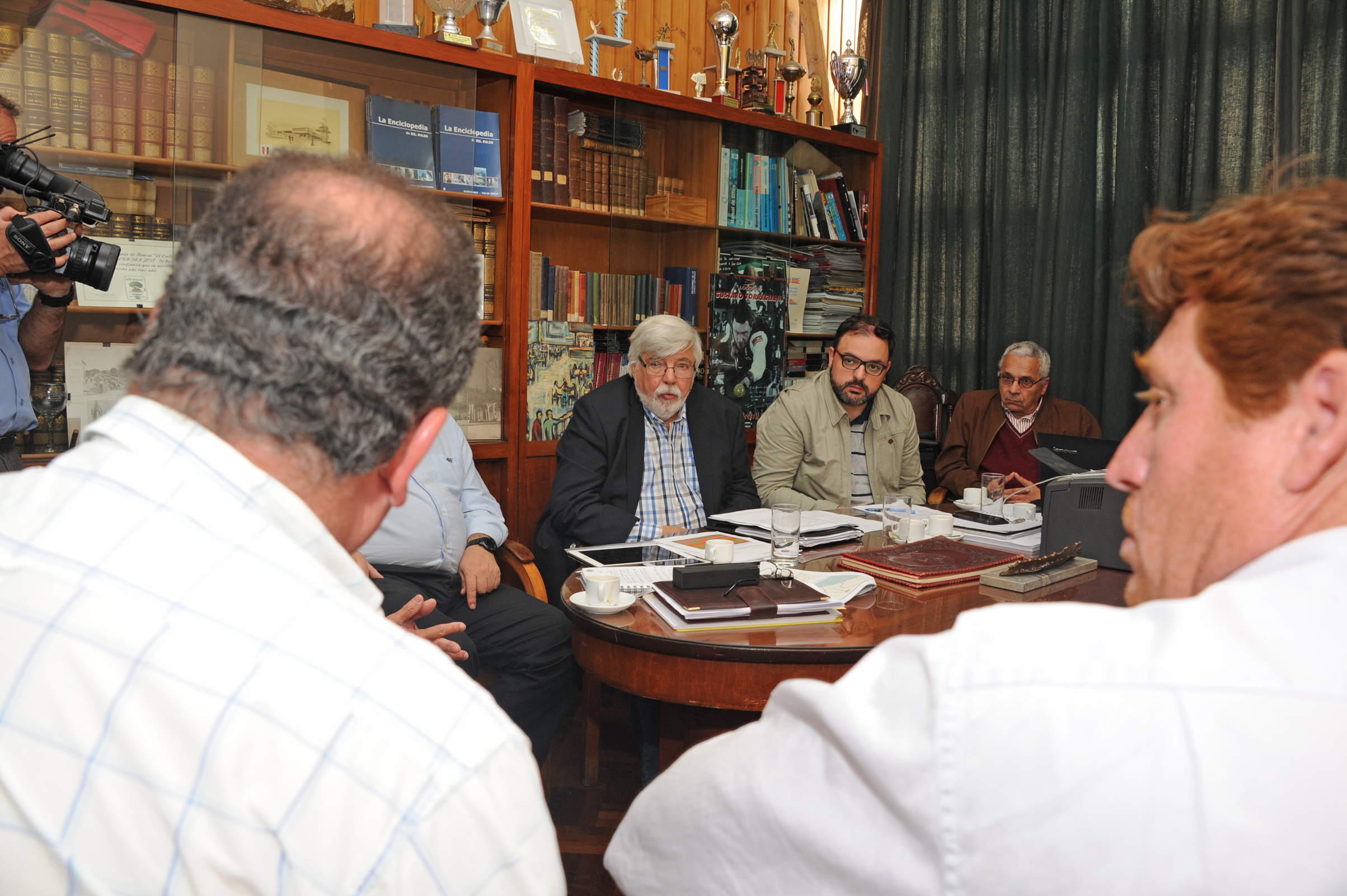 Ministro Eduardo Bonomi, junto a autoridades del Ministerio del Interior, con vecinos de San José