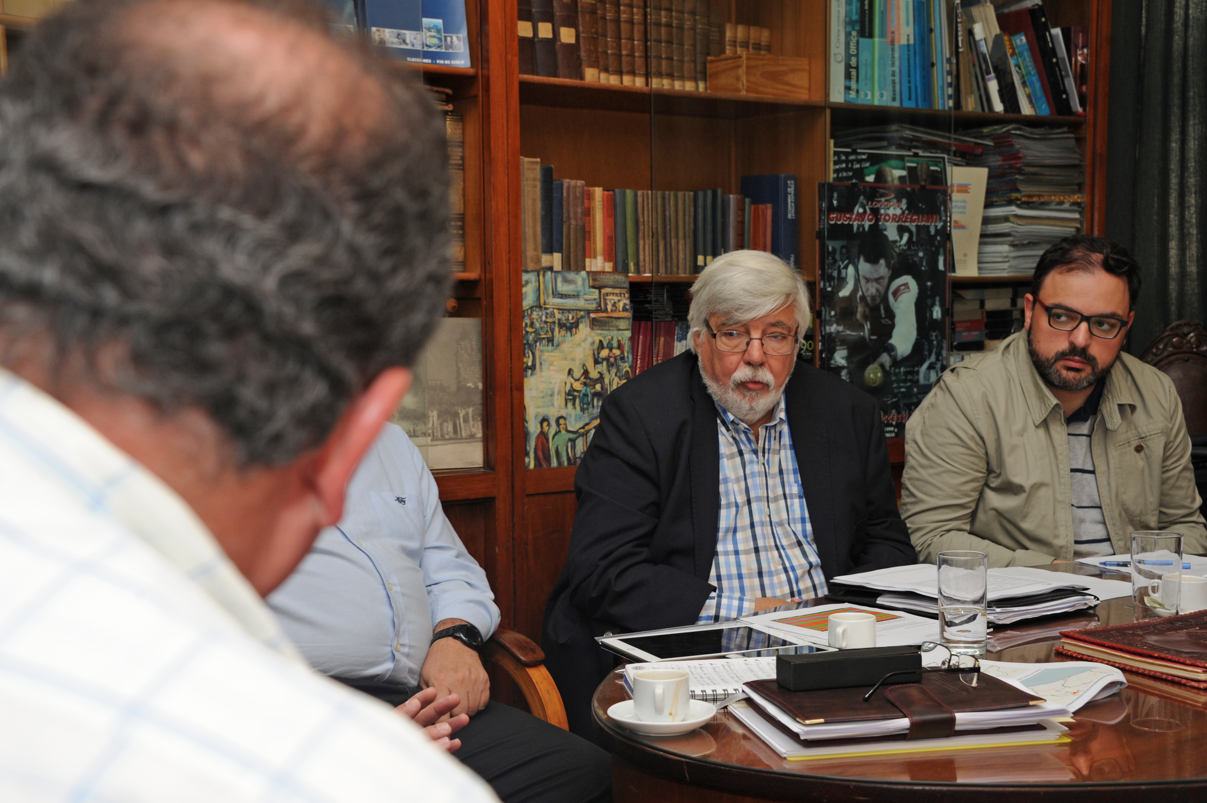 Ministro Eduardo Bonomi, junto a autoridades del Ministerio del Interior, con vecinos de San José