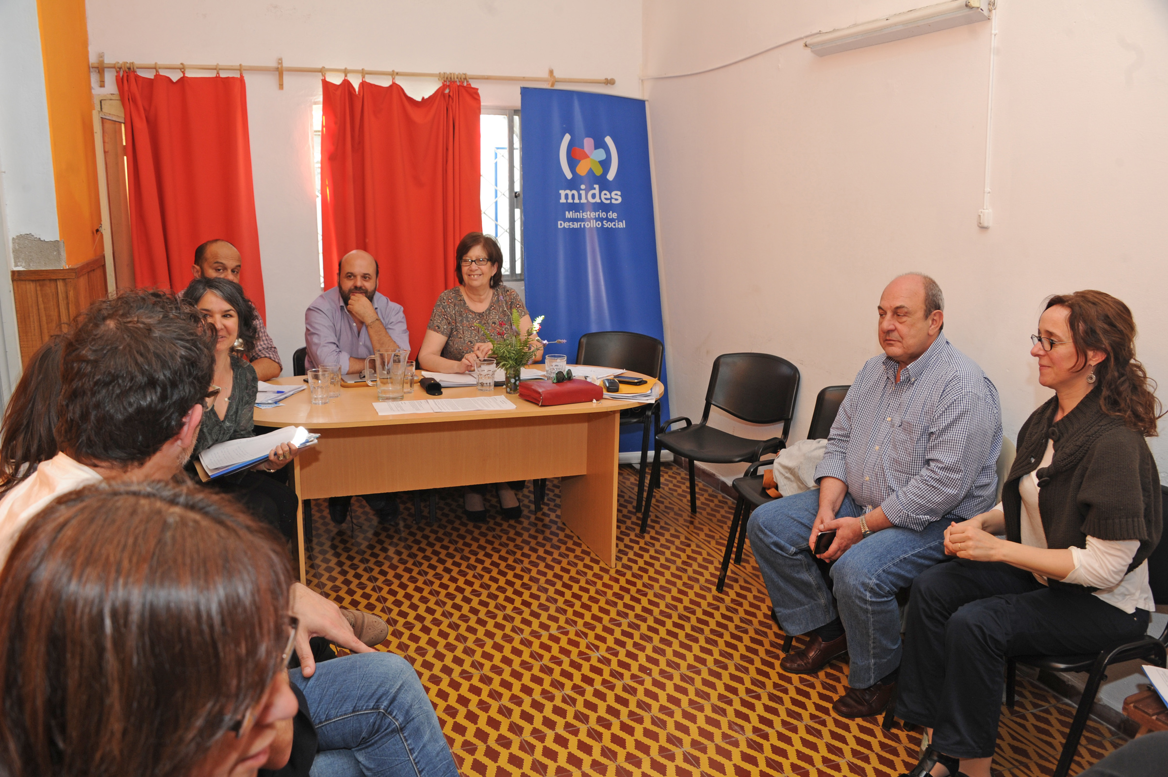 Autoridades del MIDES con organizaciones sociales de San José