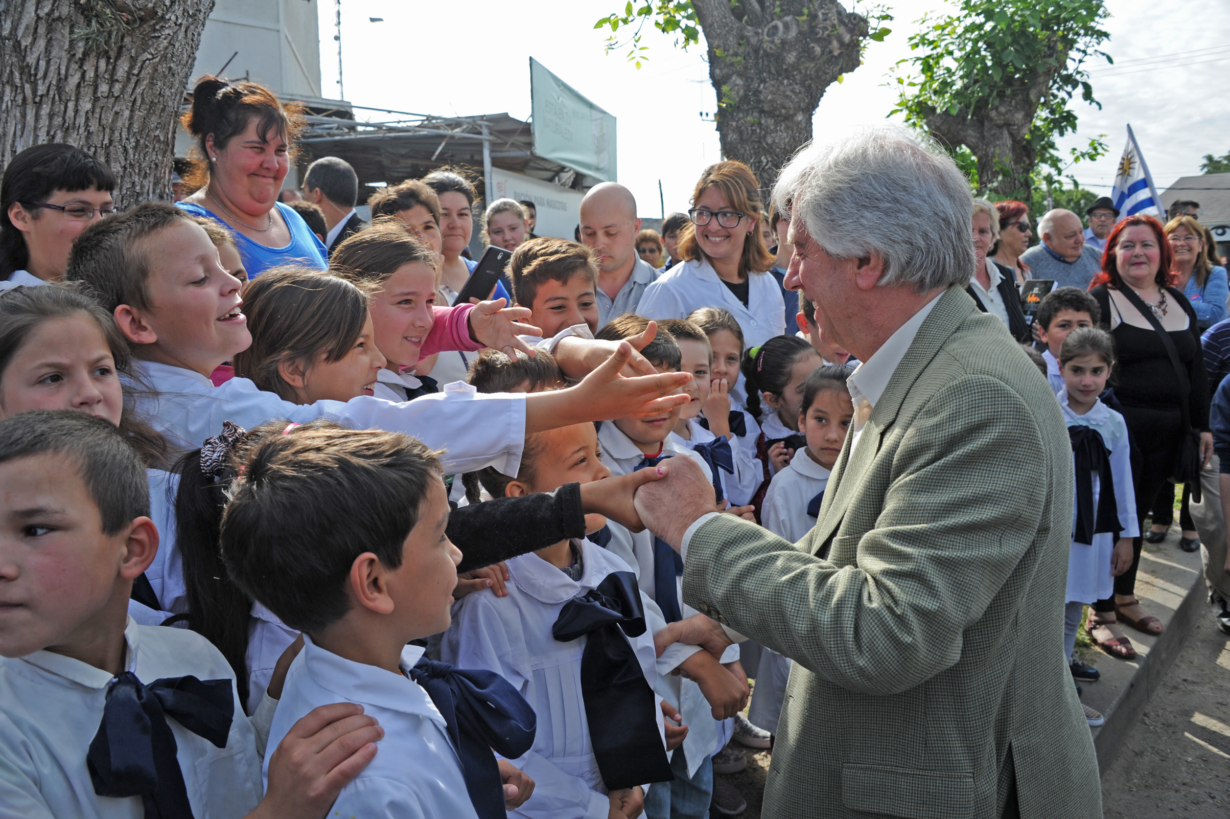 Presidente Tabaré Vázquez junto a escolares de Ecilda Paullier y localidades cercanas