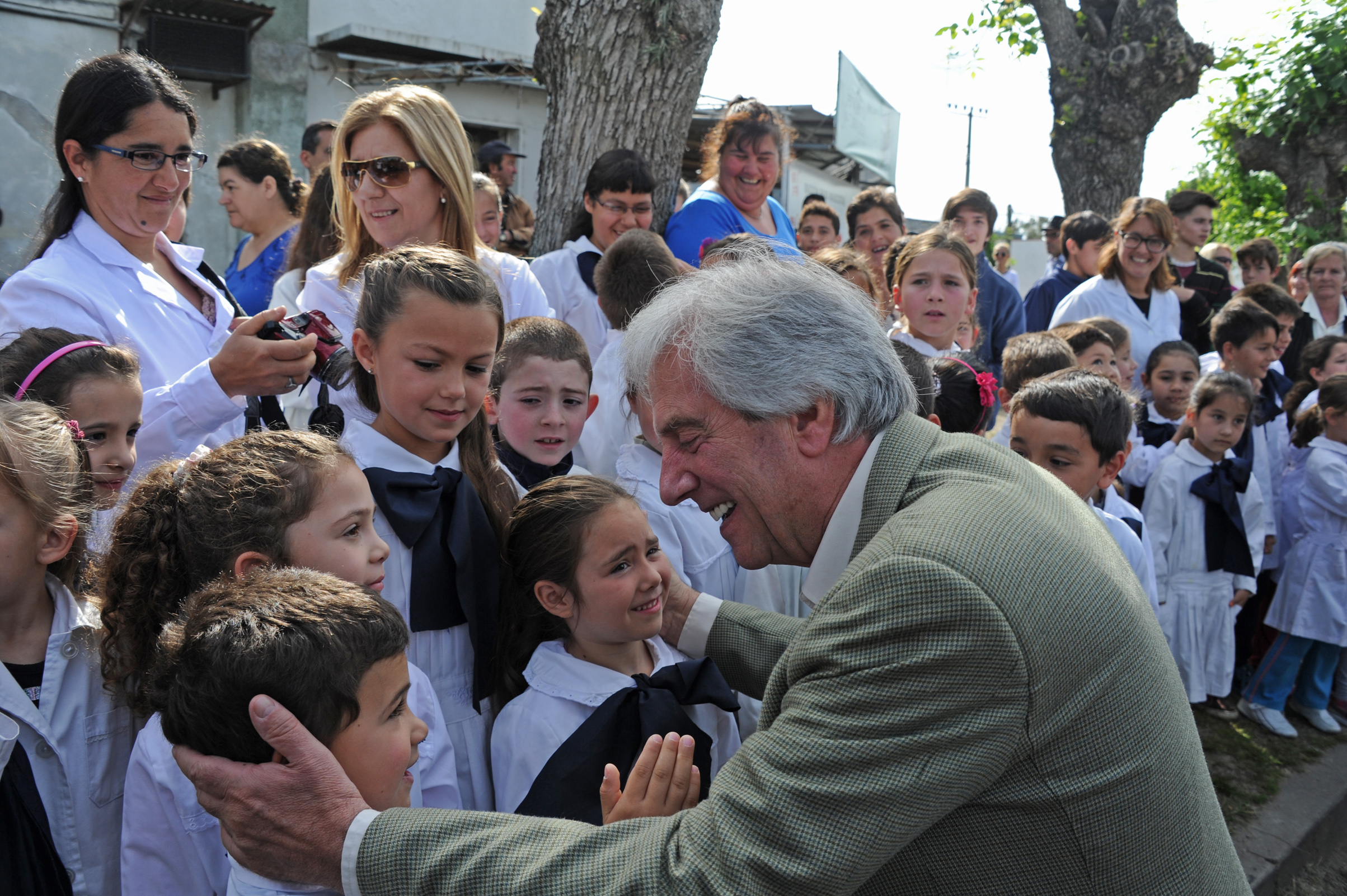 Presidente Tabaré Vázquez junto a escolares de Ecilda Paullier