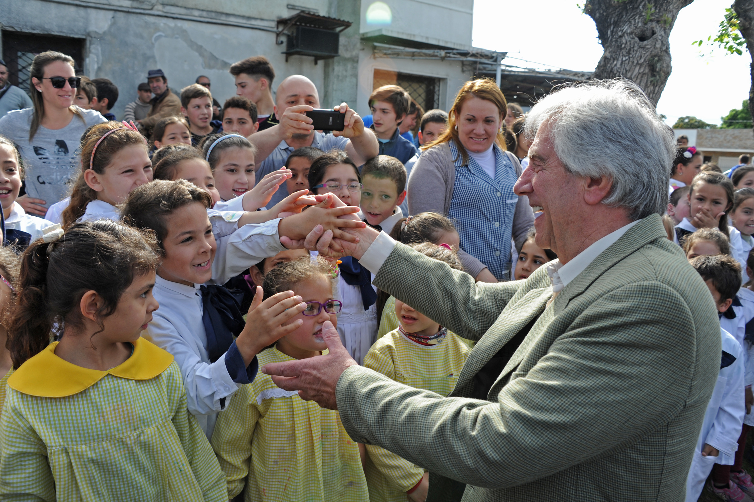Presidente Tabaré Vázquez junto a escolares de Ecilda Paullier