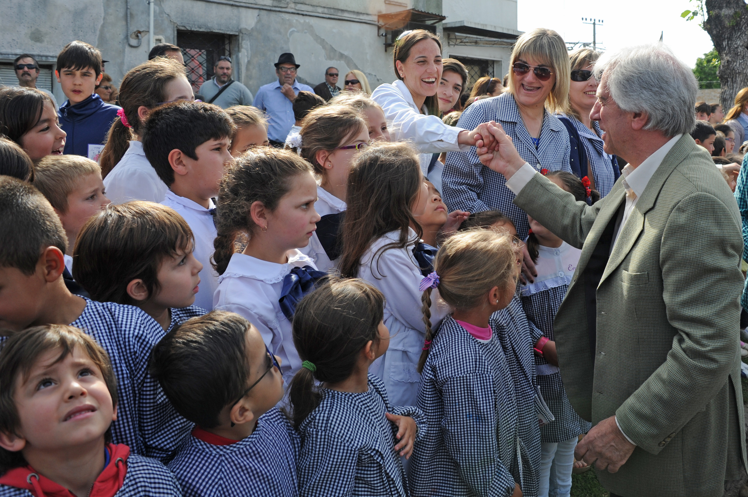 Presidente Tabaré Vázquez junto a maestros y escolares de Ecilda Paullier