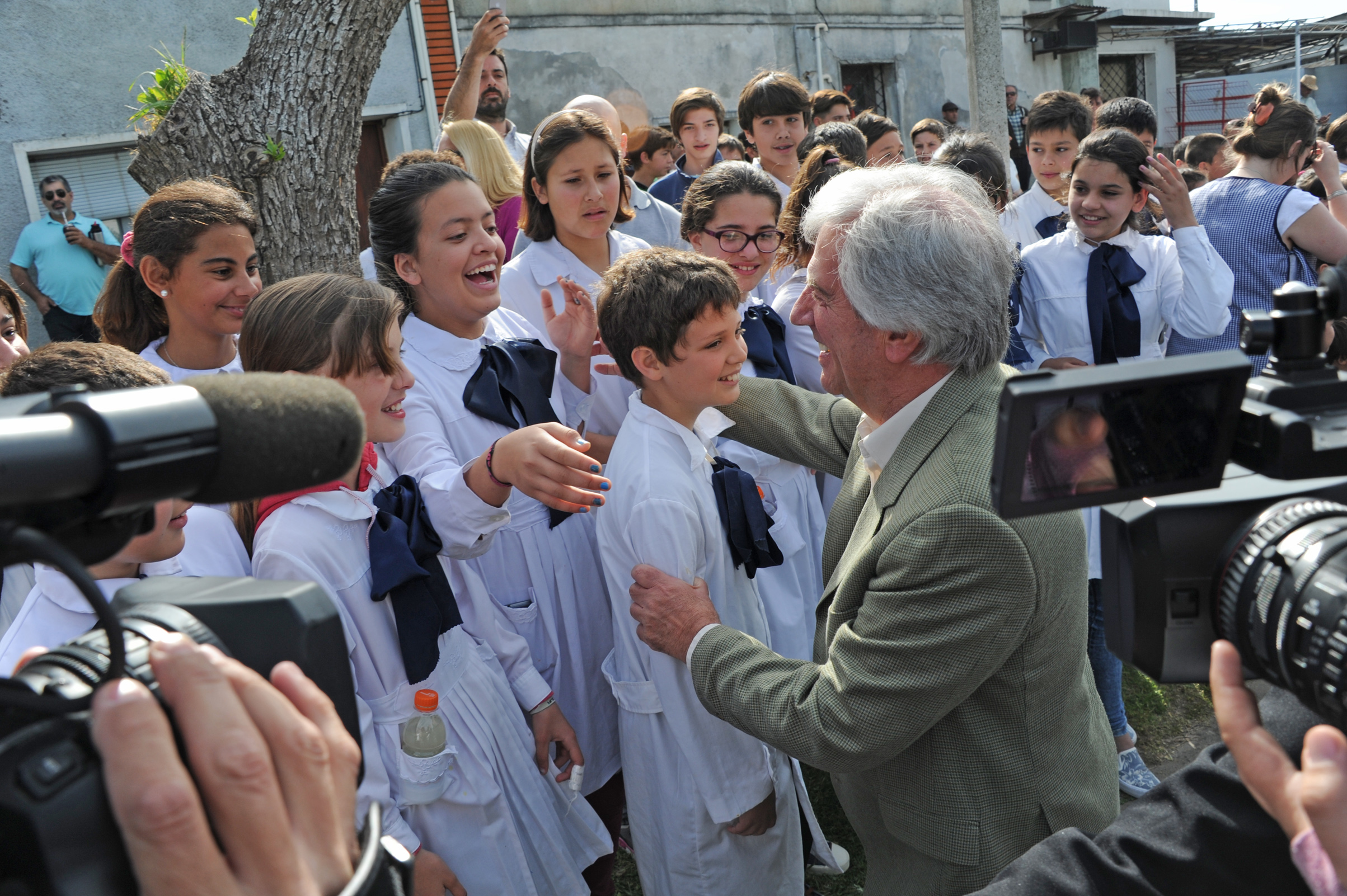 Presidente Tabaré Vázquez junto a escolares de Ecilda Paullier