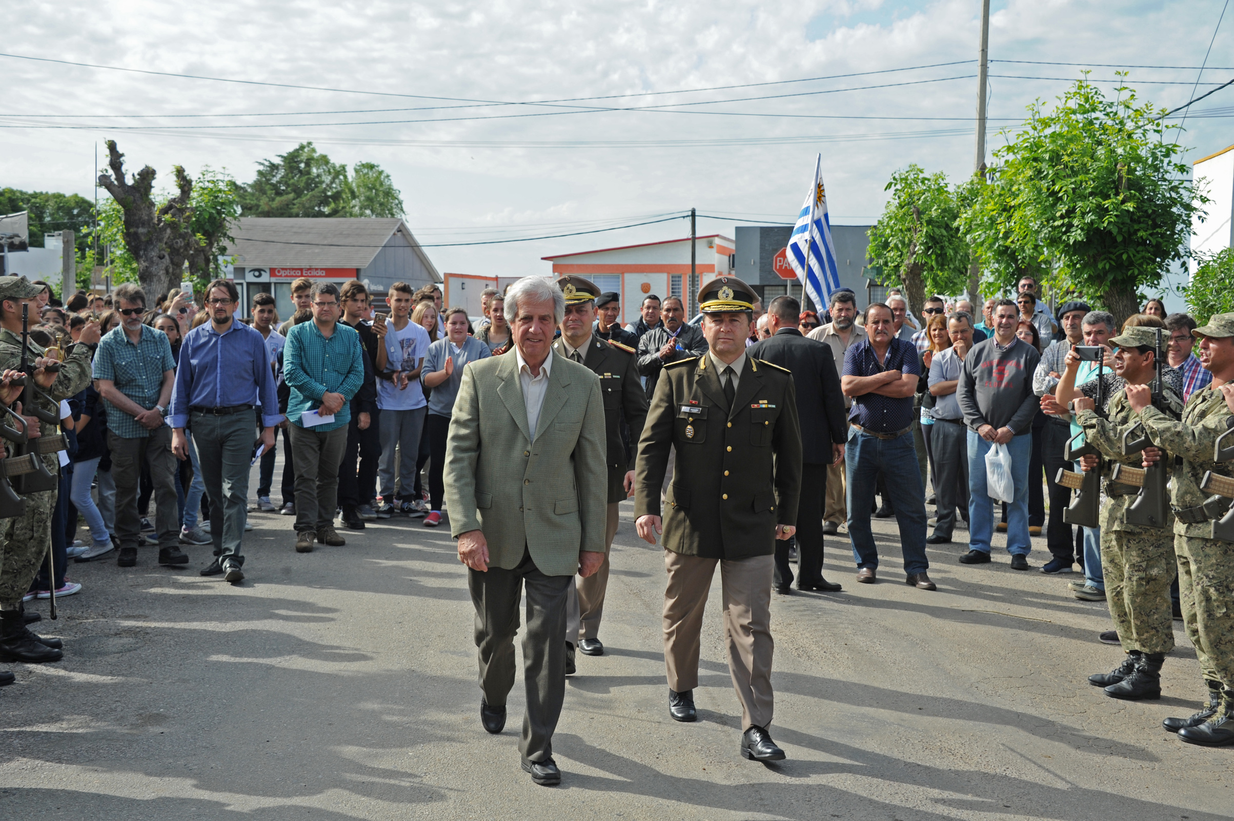 Llegada del Presidente Tabaré Vázquez al local donde se desarrolla el Consejo de Ministros abierto