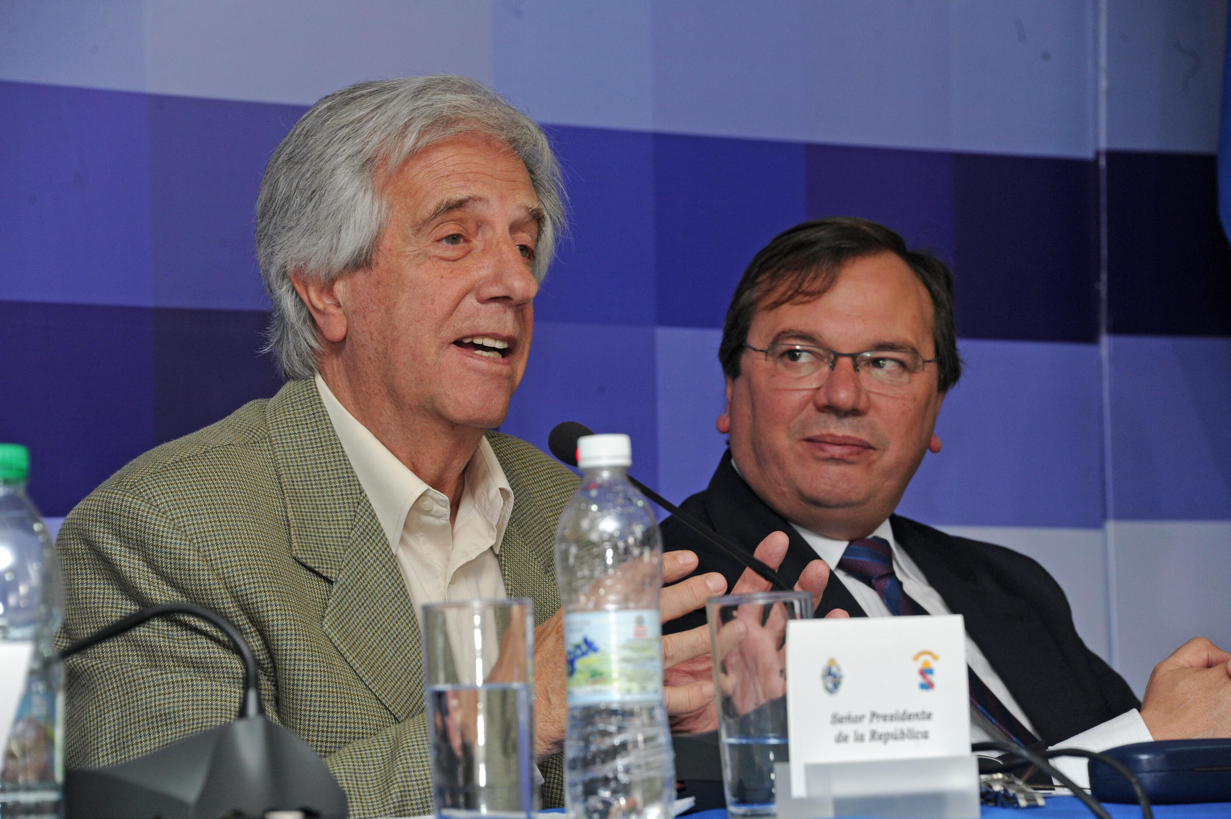 Presidente Vázquez dando respuesta al vecino de Ecilda Paullier