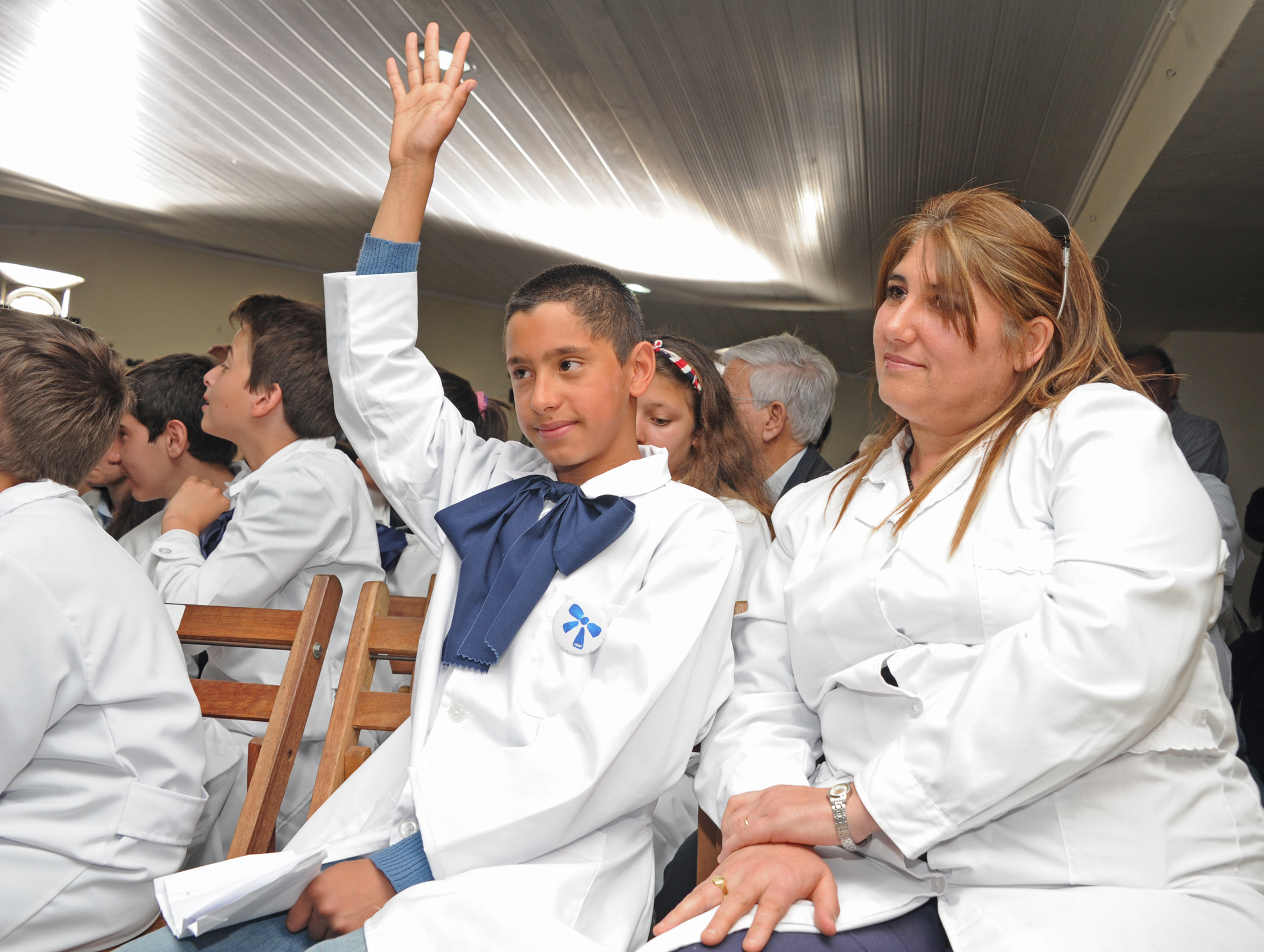 Escolar pidiendo la palabra para la participación