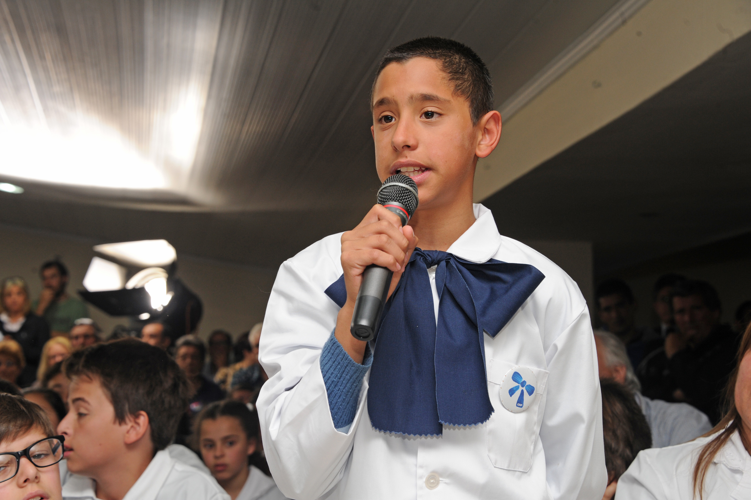 Escolar haciendo uso de la palabra