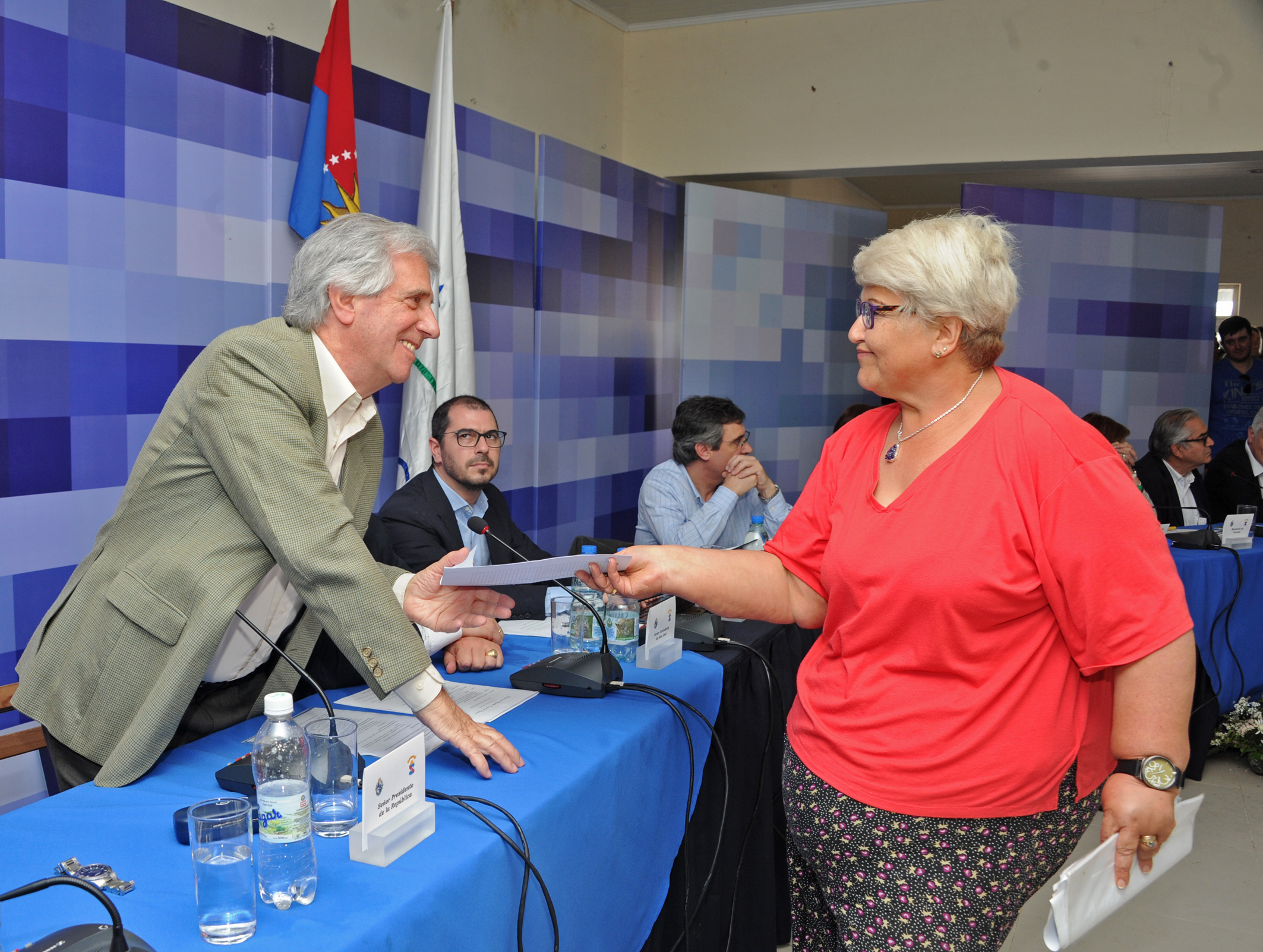 Ciudadana de Ecilda Paullier entregándole una nota al Presidente Tabaré Vázquez