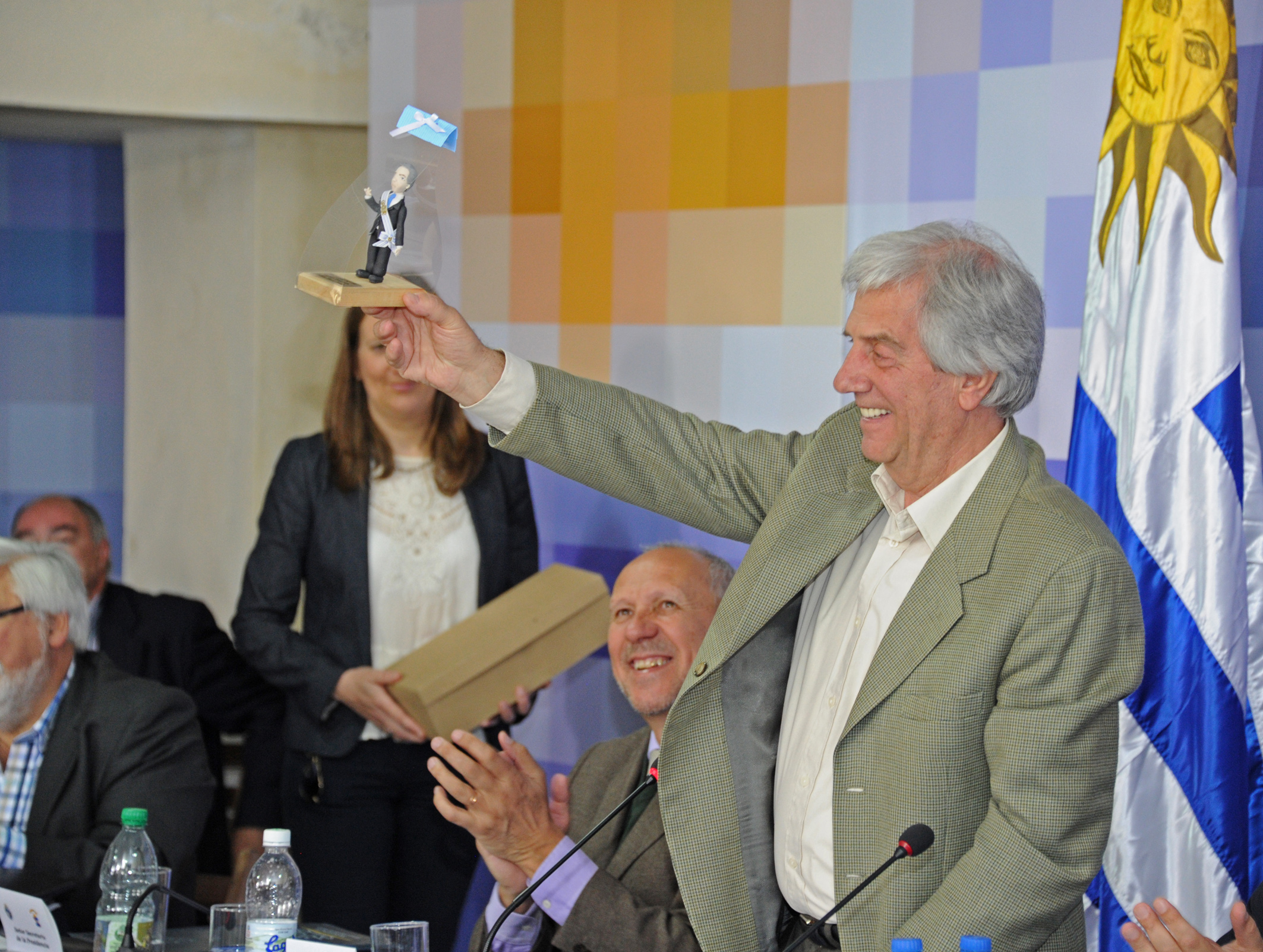 Presidente Vázquez muestra el obsequio recibido