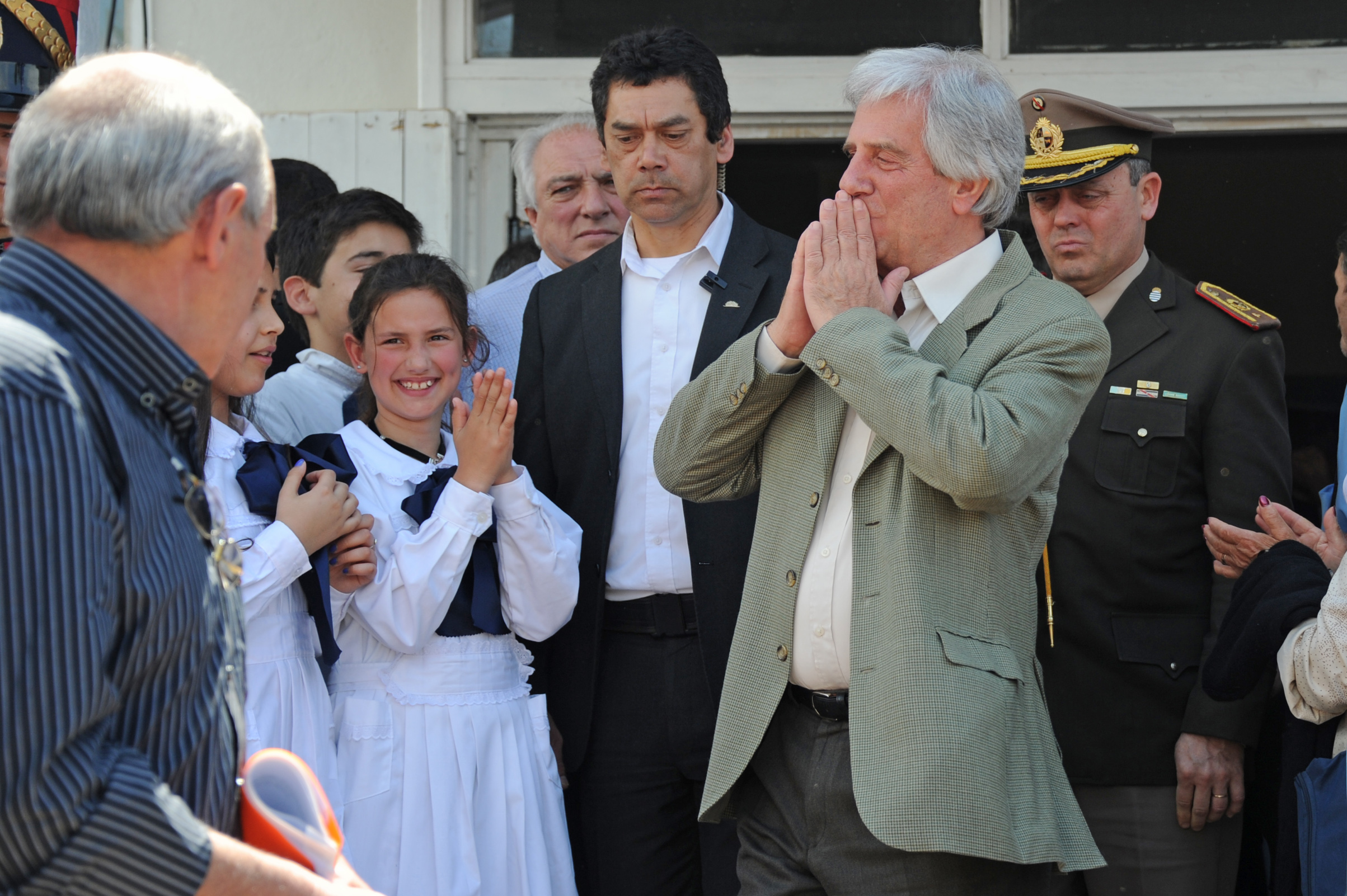 Presidente Tabaré Vázquez saluda durante su retiro del local