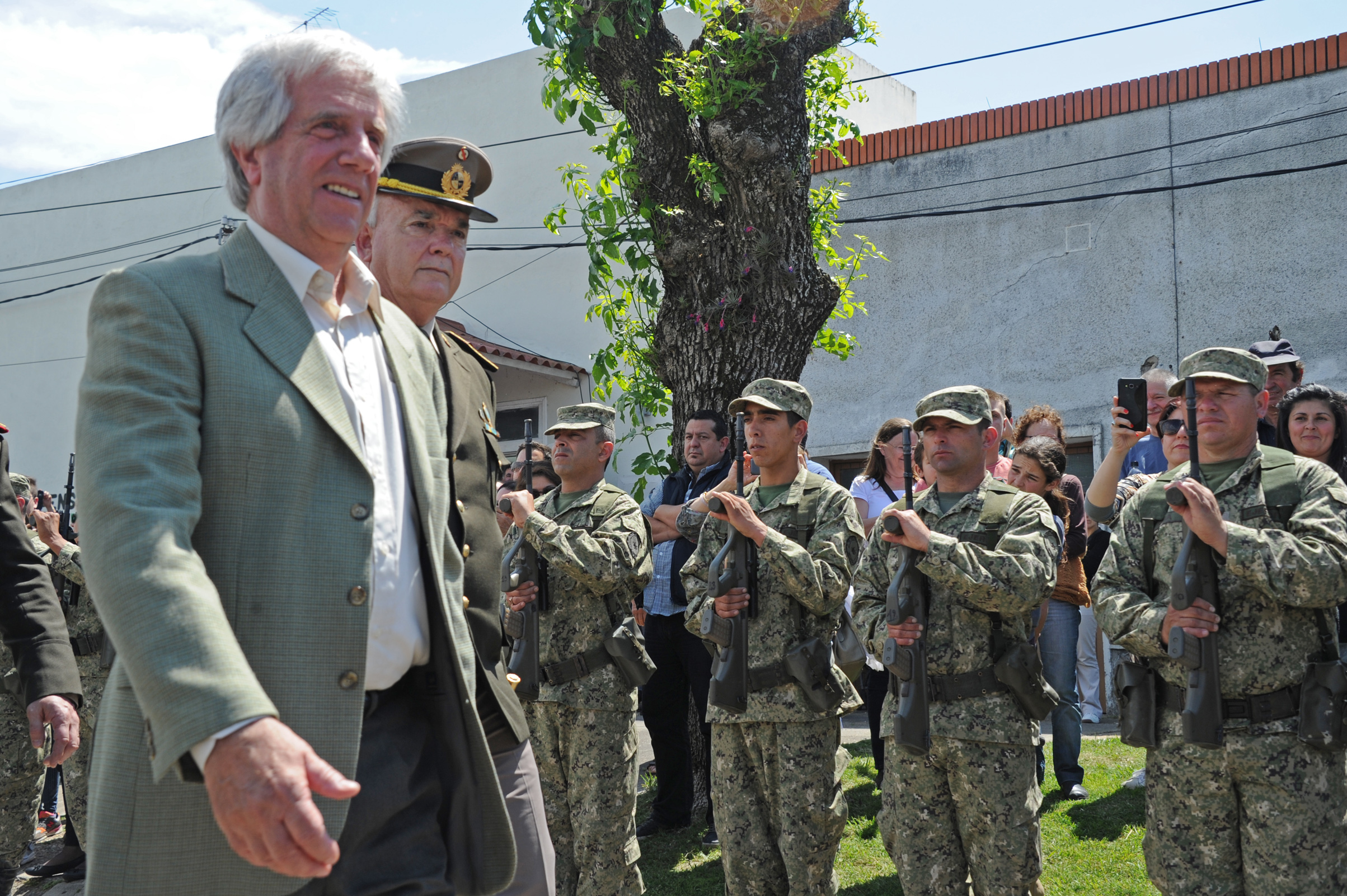 Presidente Tabaré Vázquez posterior a la salida del local