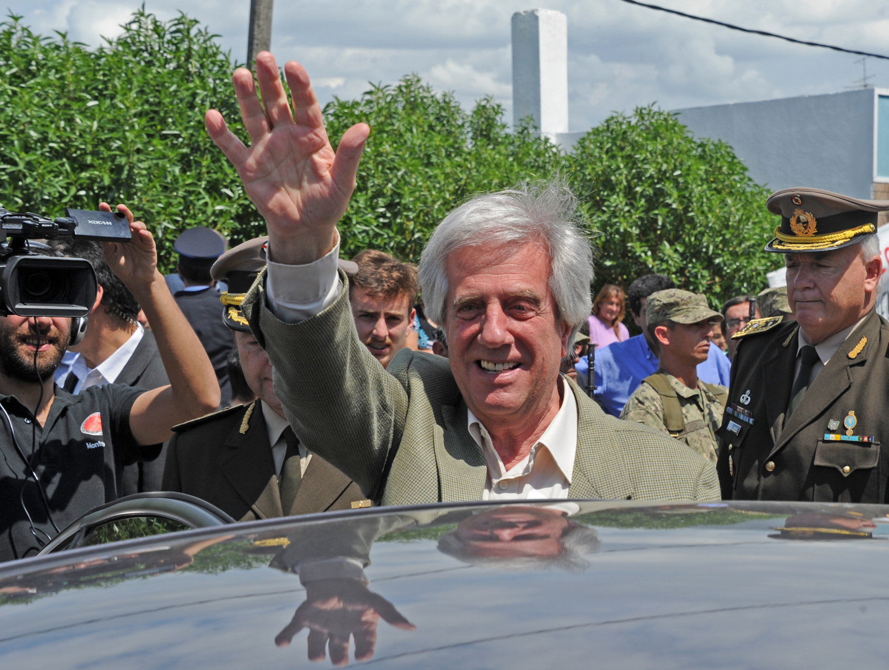 Presidente Vázquez saluda a los vecinos previo a su partida