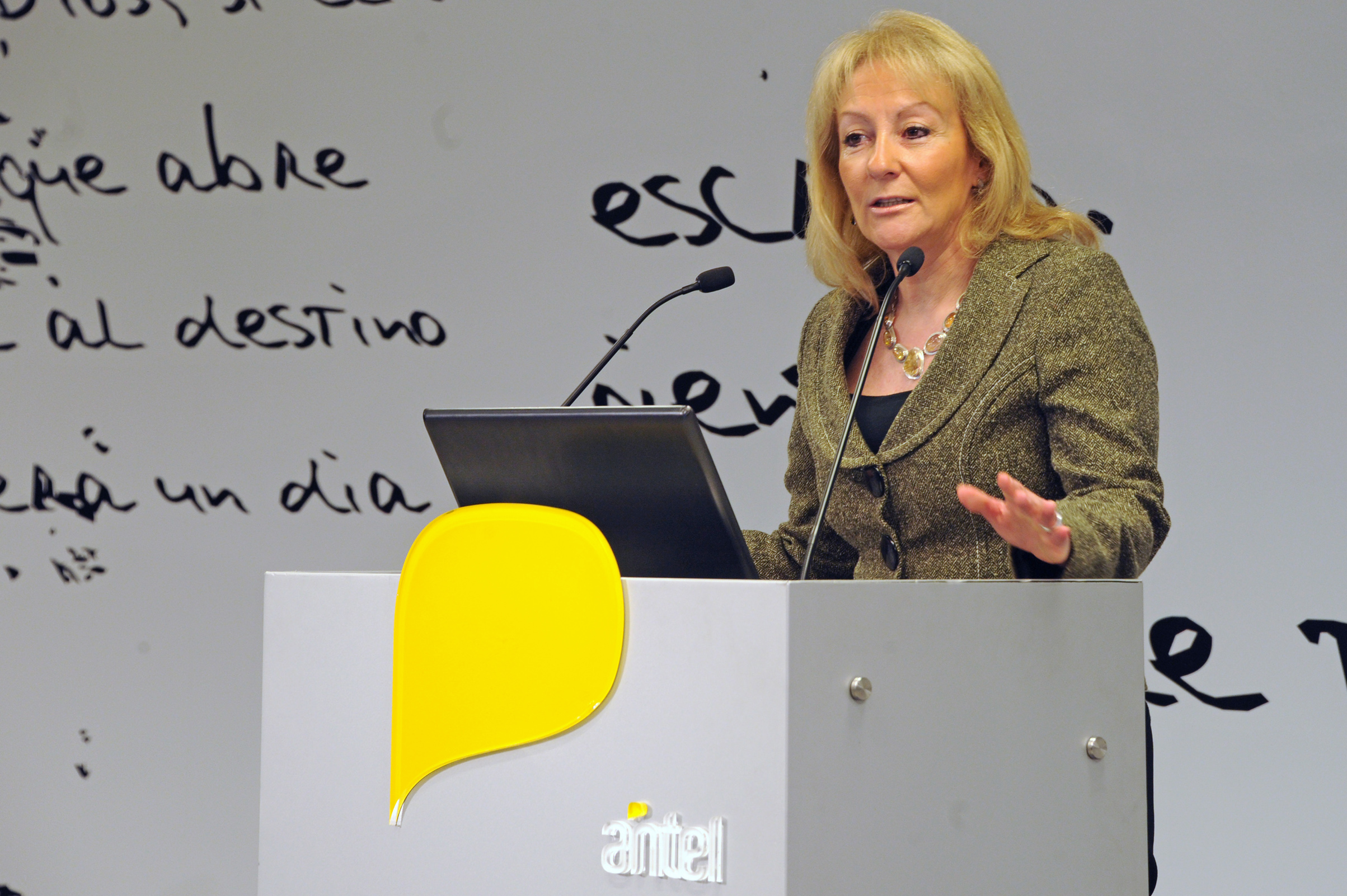 Ministra de Industria, Energía y Minería, Carolina Cosse, haciendo uso de la palabra