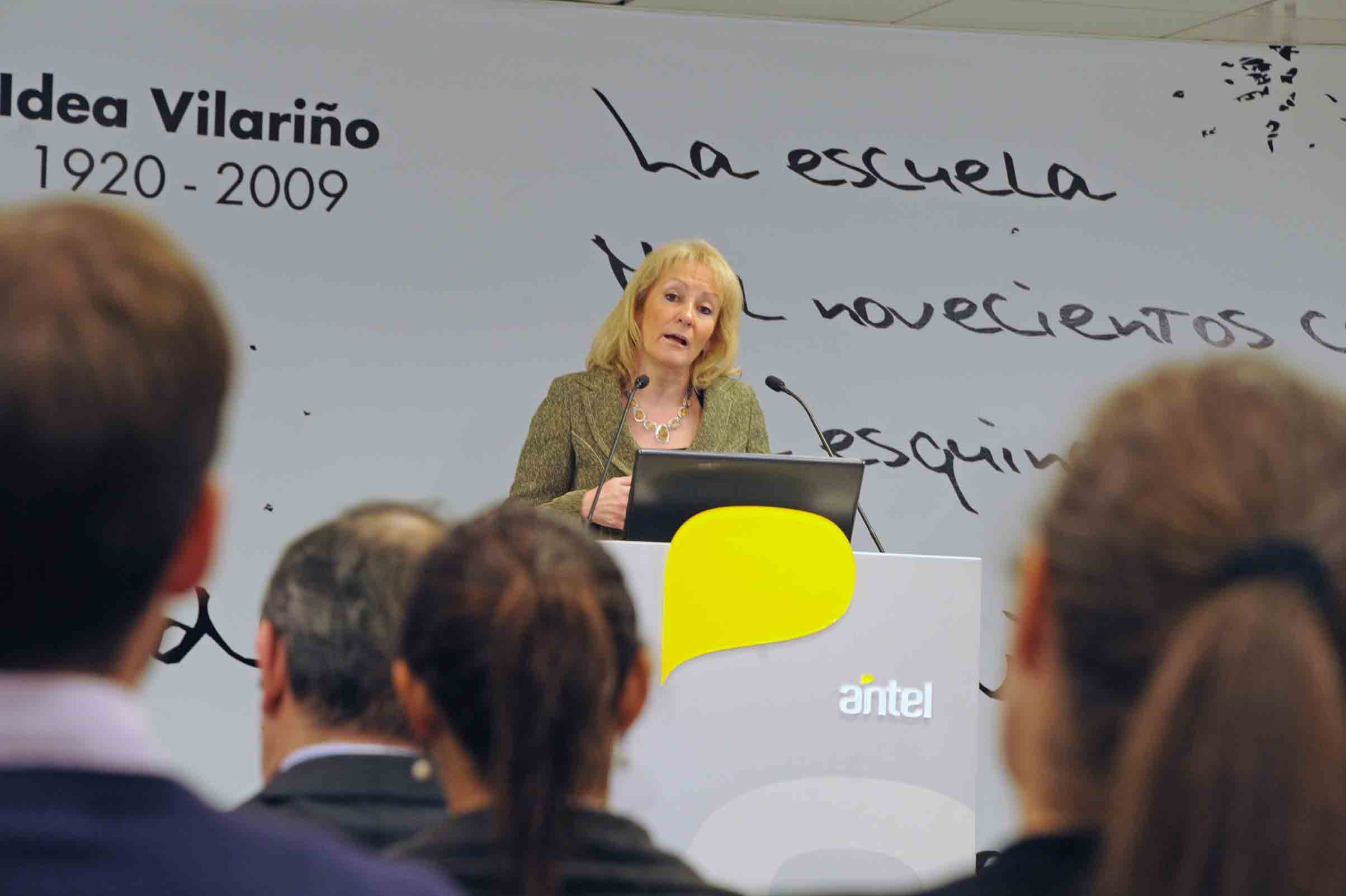Ministra de Industria, Energía y Minería, Carolina Cosse, haciendo uso de la palabra