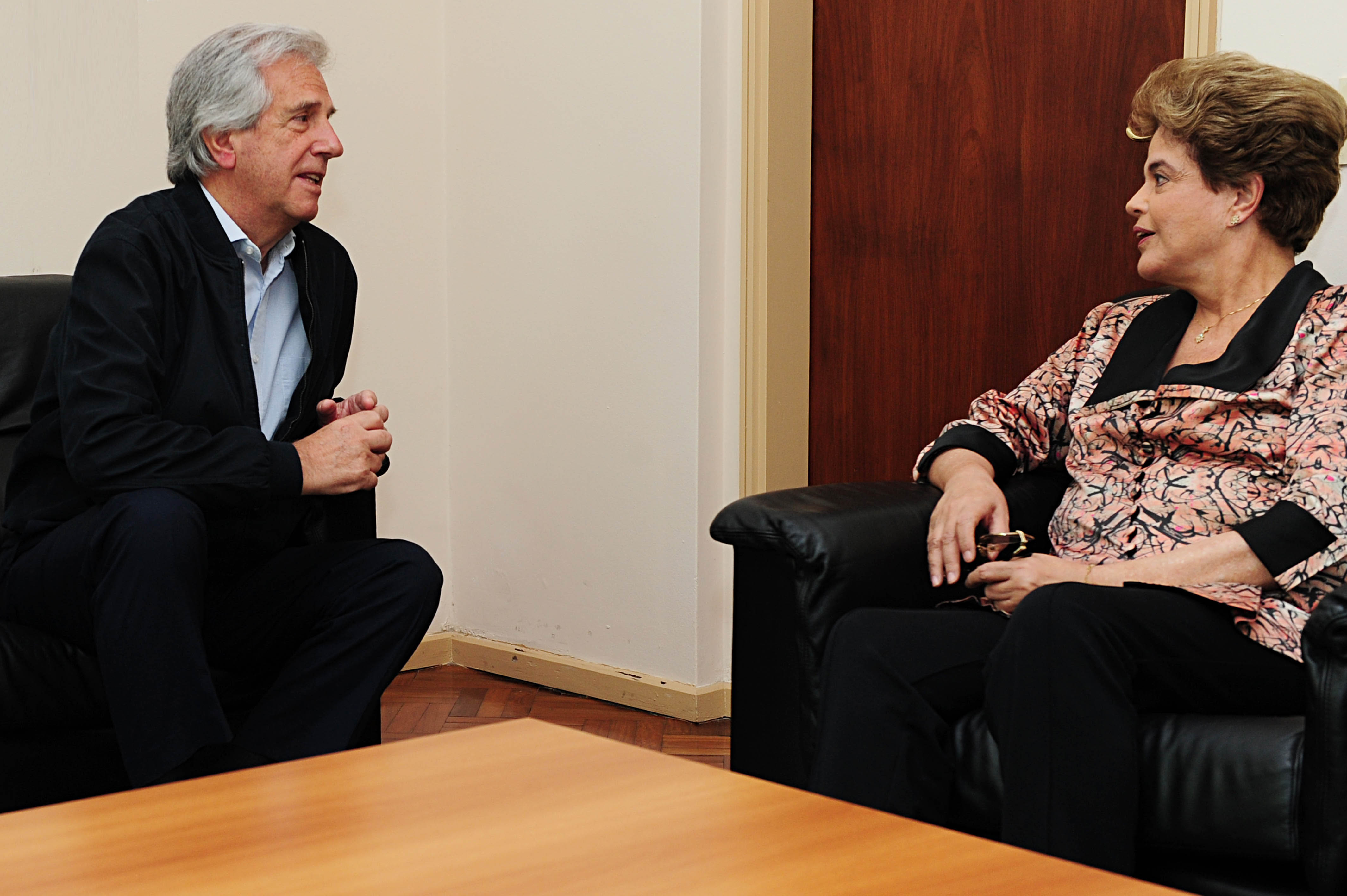 El Presidente Tabaré Vázquez y Dilma Rousseff dialogan en la Oficina Presidencial de Suárez