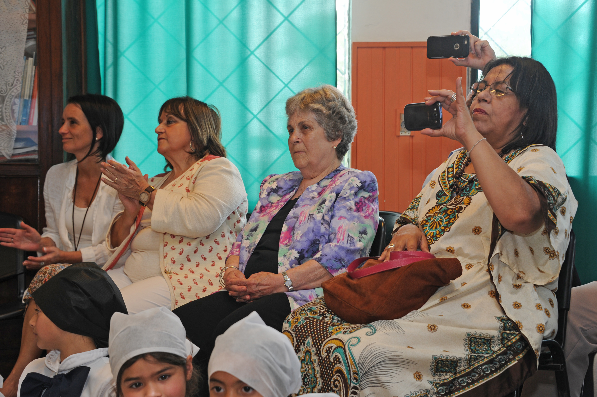 María Auxiliadora Delgado de Vázquez junto con la Directora General de Primaria, Irupé Buzzetti, durante la actividad