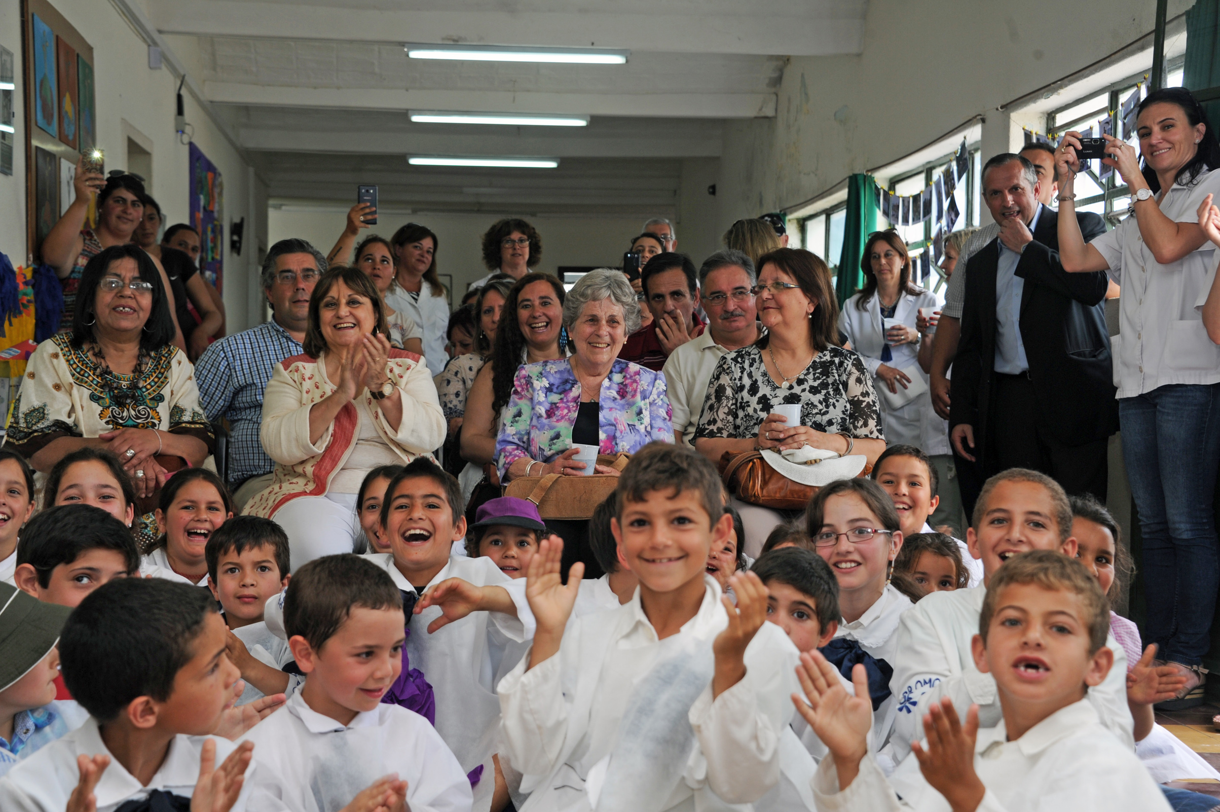 María Auxiliadora Delgado de Vázquez, con la Directora General de Primaria, Irupé Buzzetti, junto a maestros y alumnos