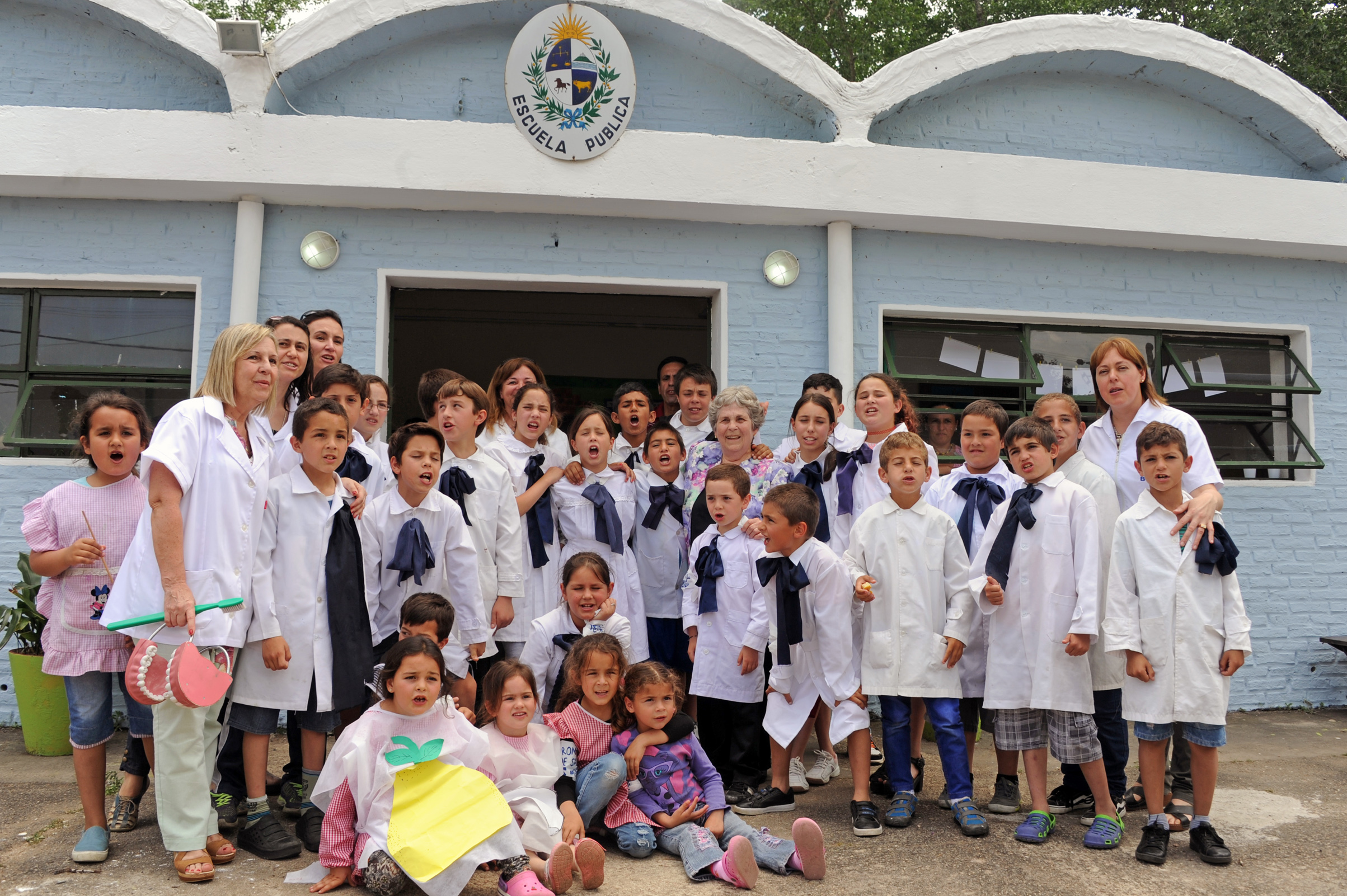 María Auxiliadora Delgado de Vázquez, junto a maestros y alumnos