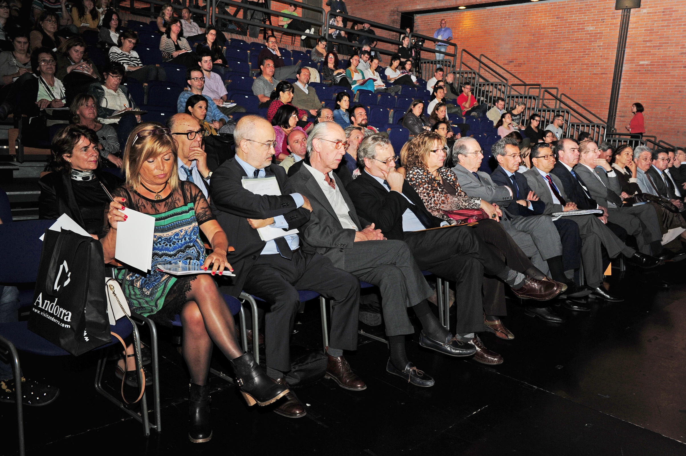 Autoridades y público asistente a la celebración