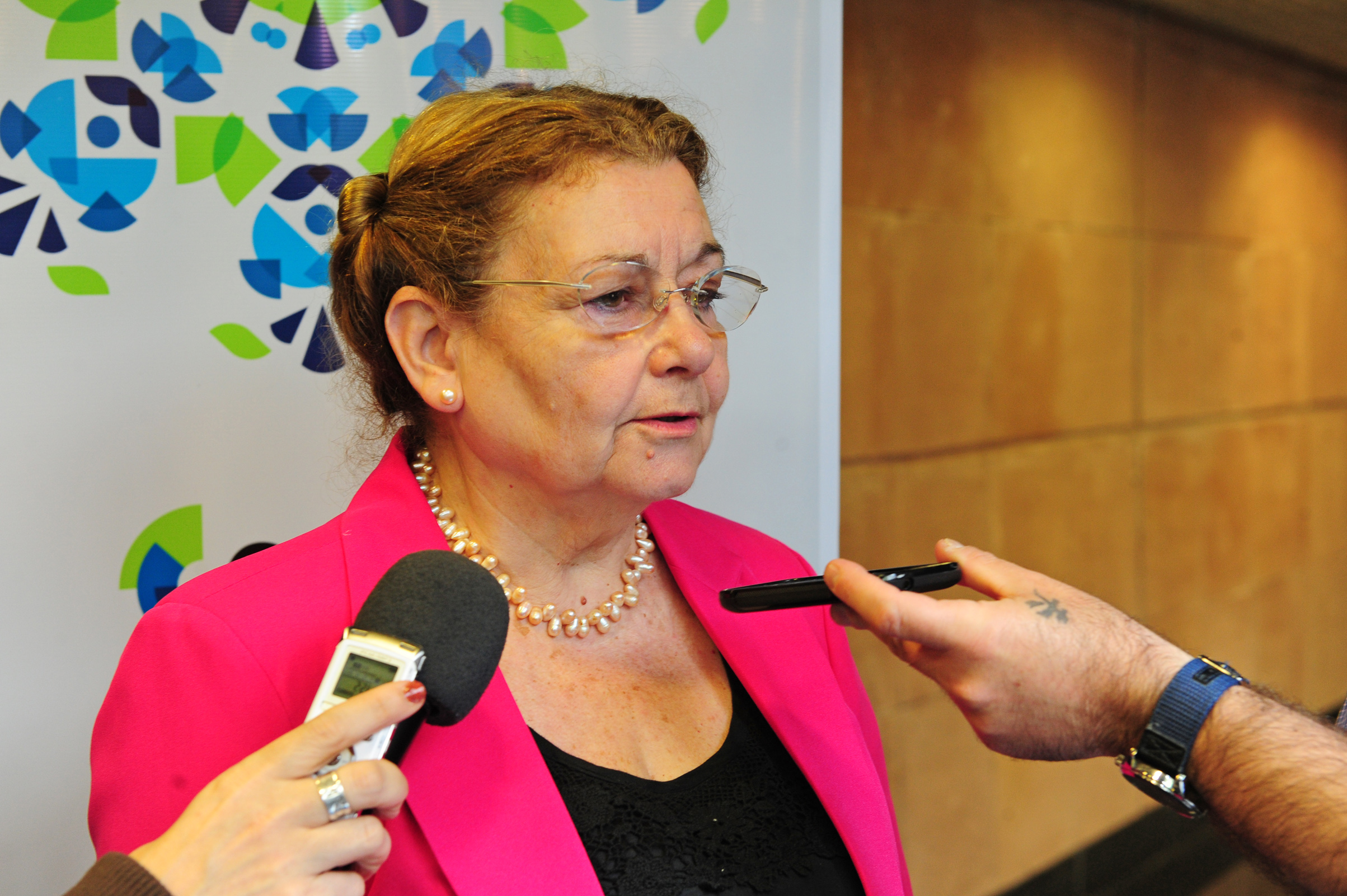 Ministra interina Edith Moraes, realizando declaraciones a la prensa