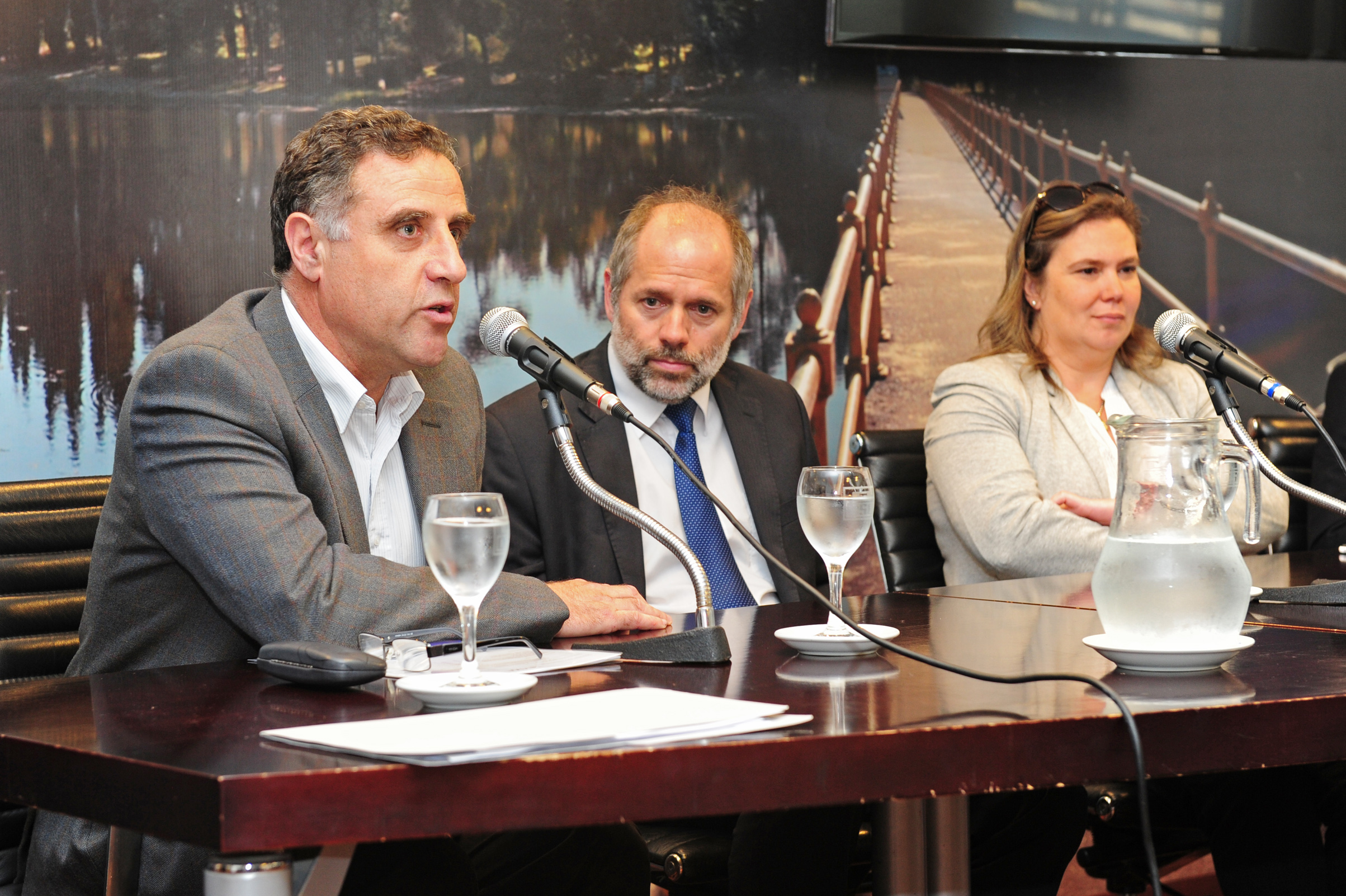 Milton Machado y autoridades en firma de convenio