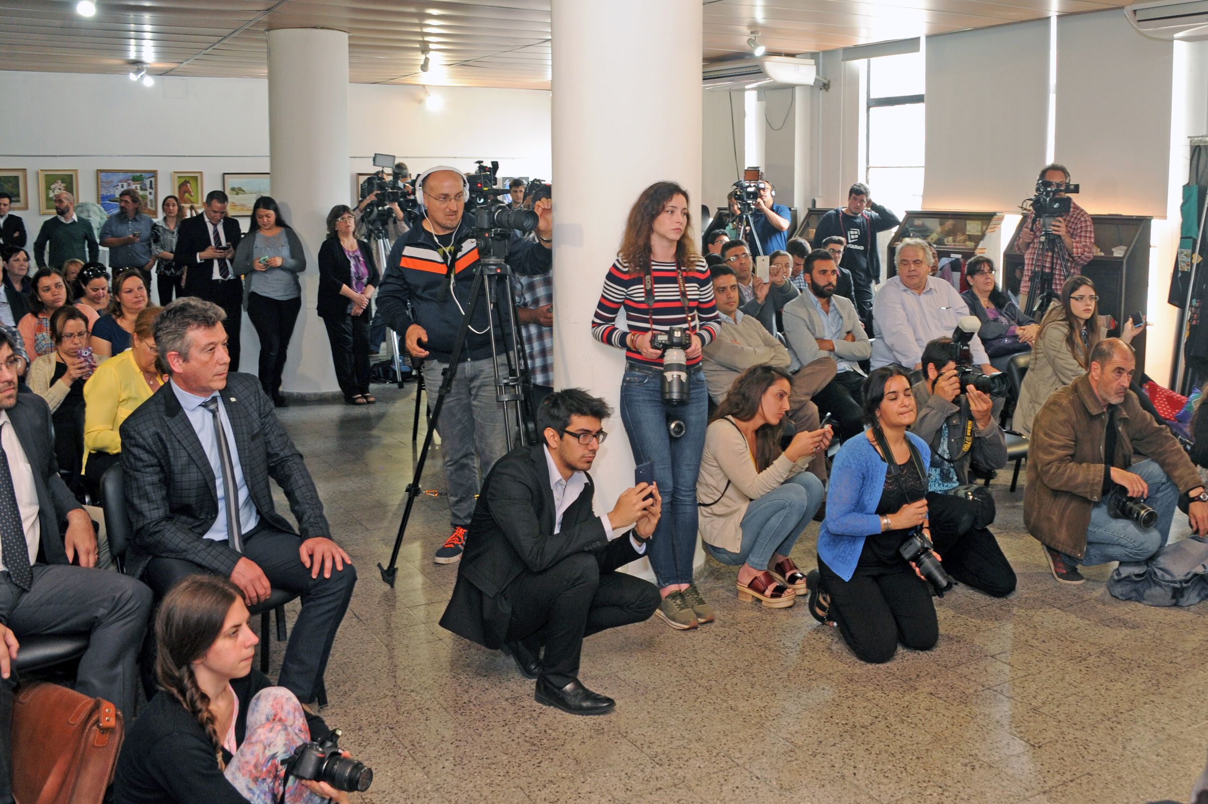 Asistentes a la firma de convenio y conferencia de prensa