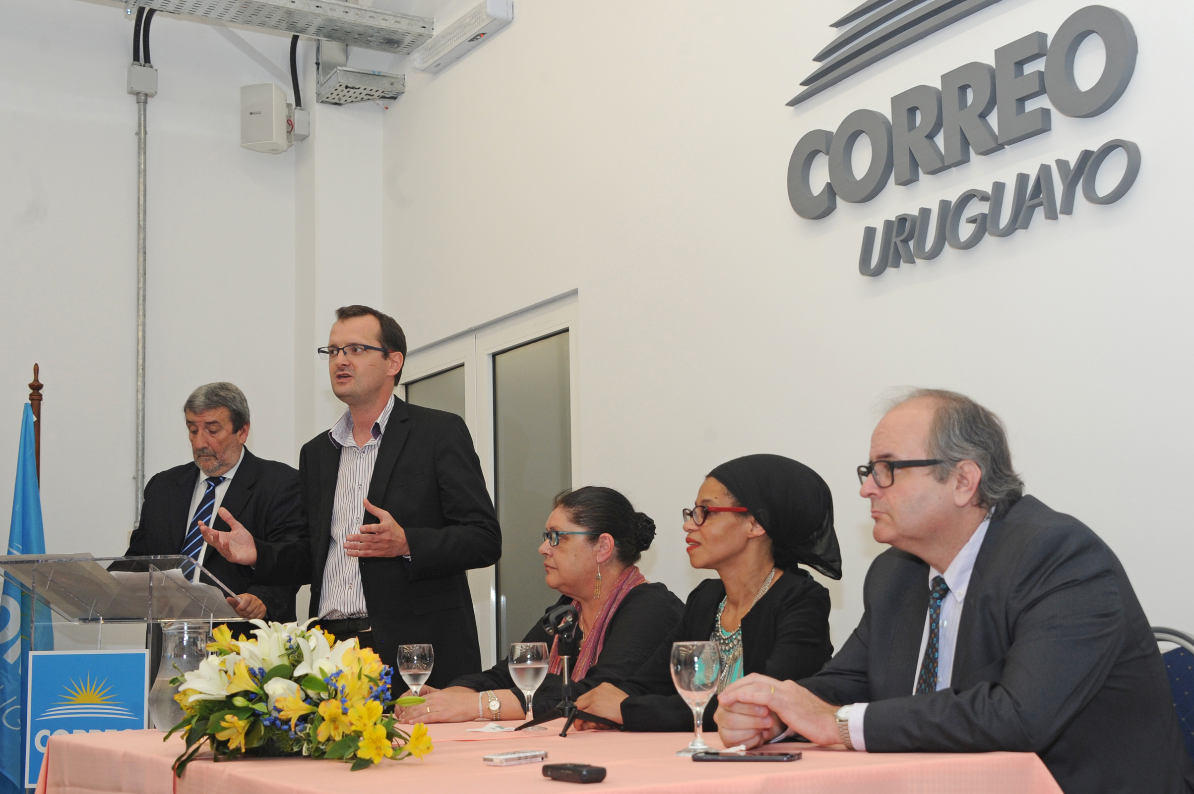 Ministro interino de Industria y Energía, Guillermo Moncecchi, dirigiéndose a los presentes
