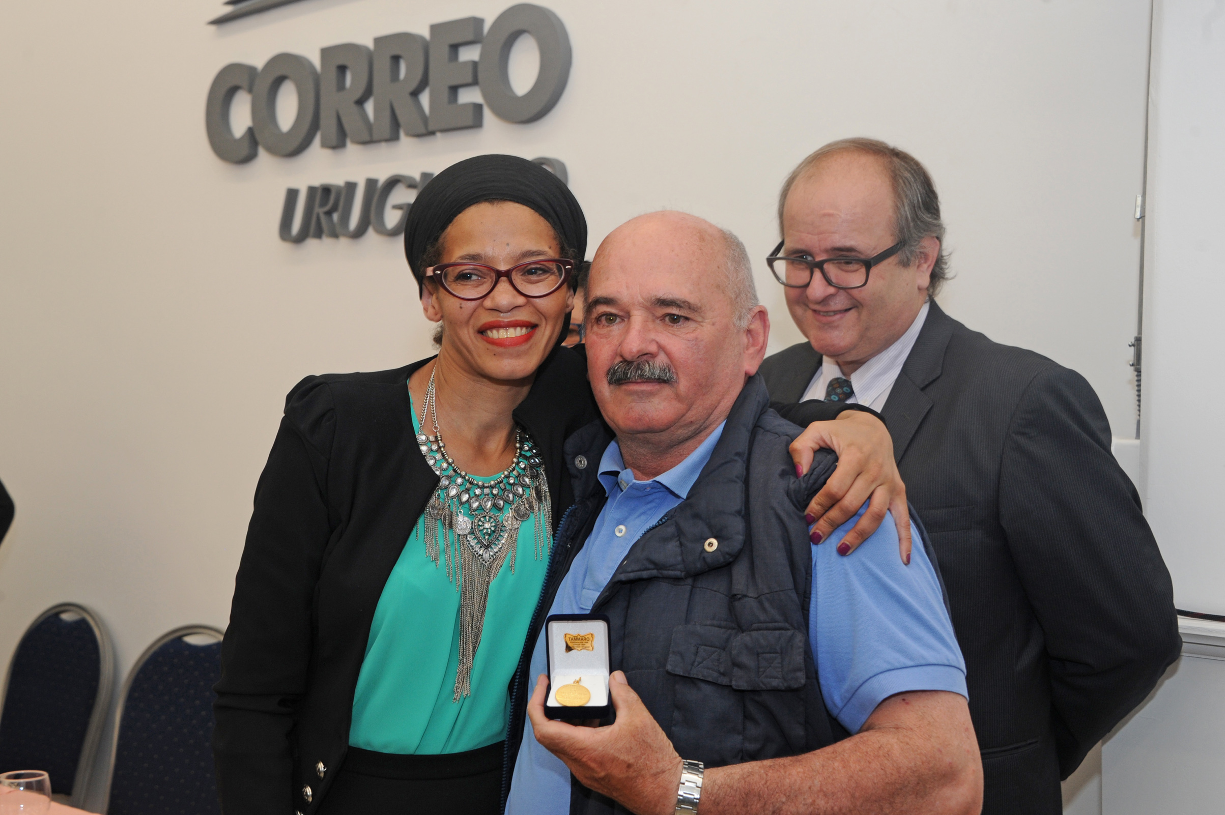 Solange Moreira, presidenta del Correo Uruguayo, junto a un funcionario que recibió el reconocimiento