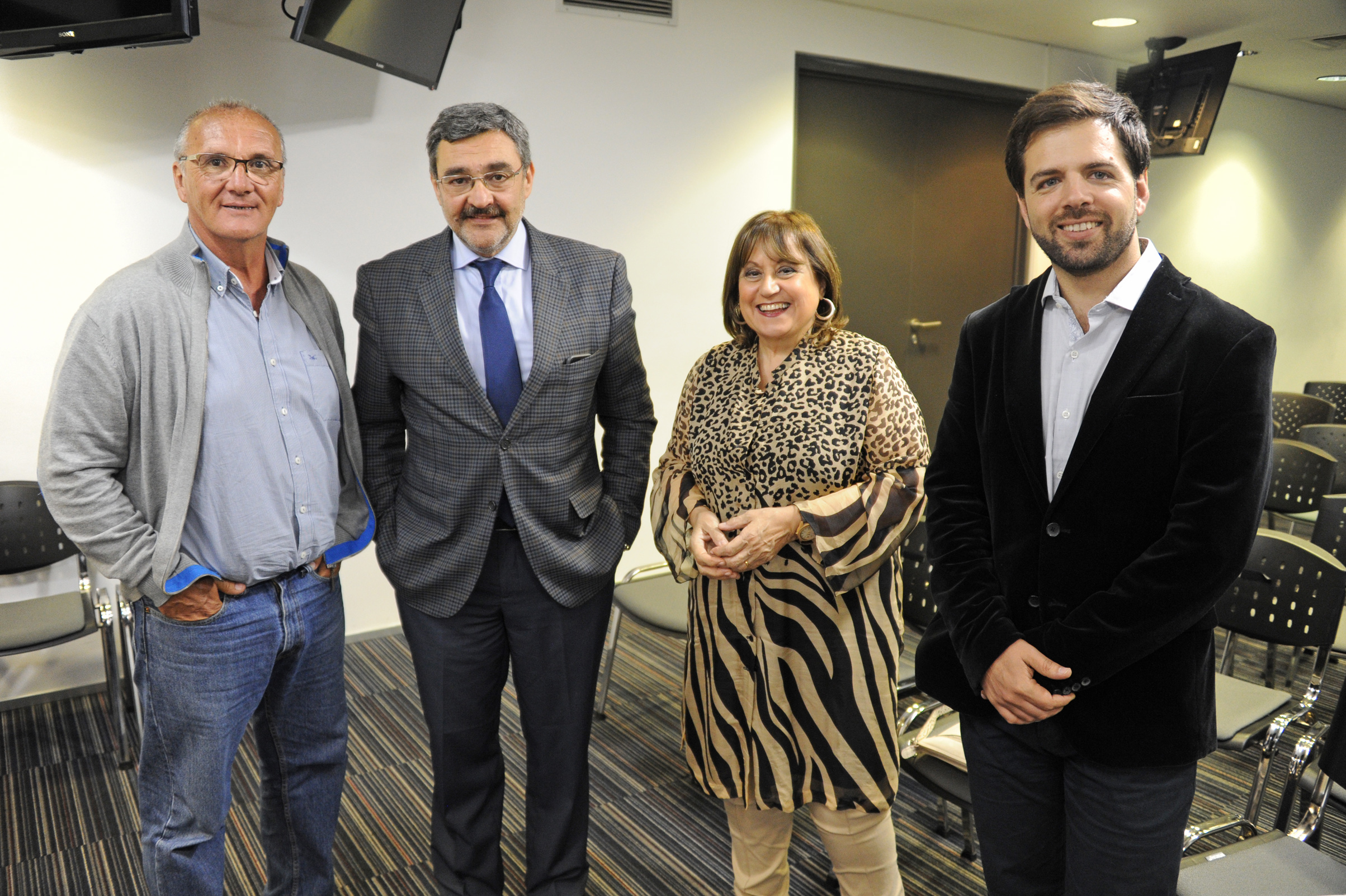 Autoridades previo al inicio de la conferencia